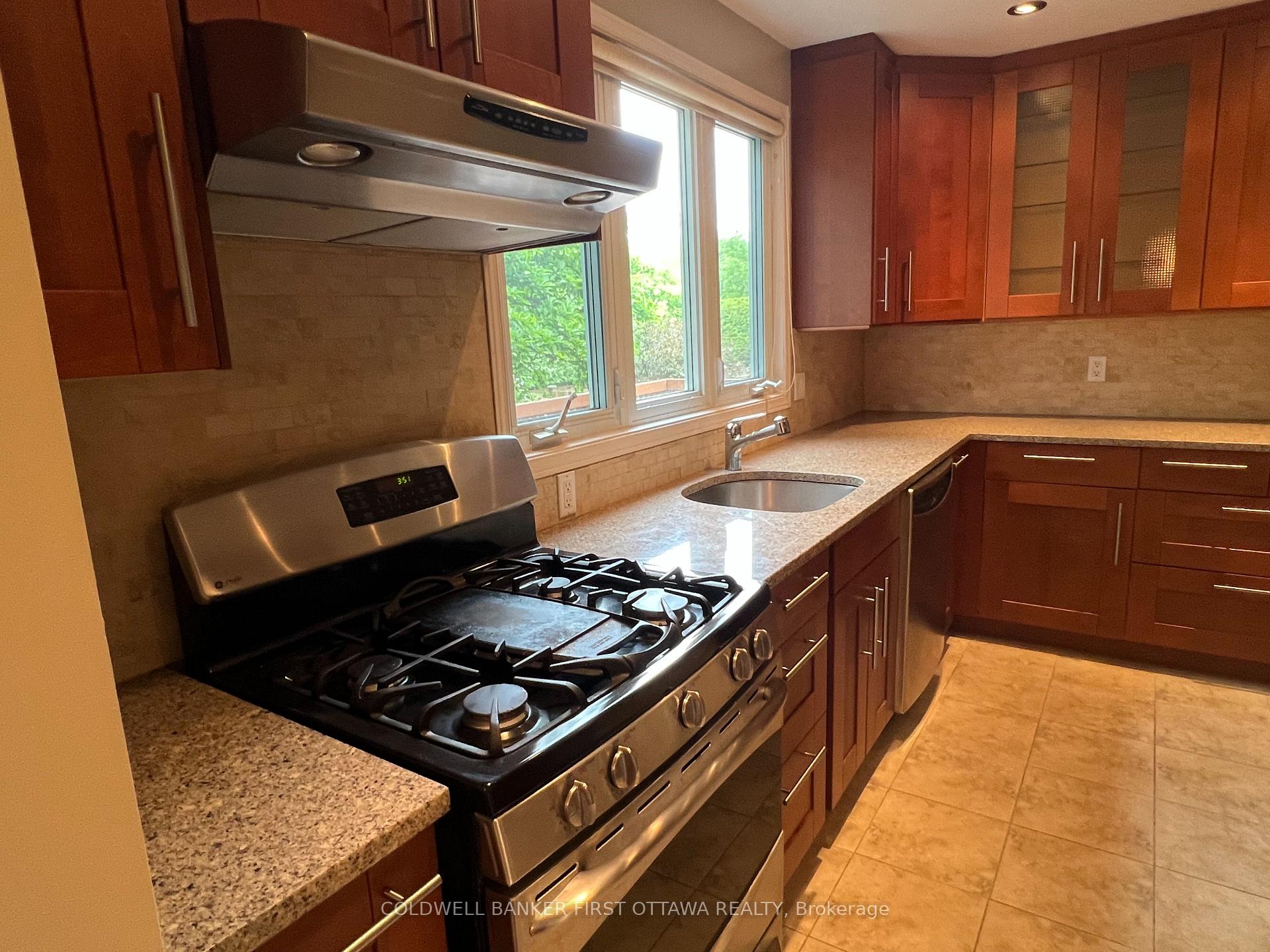 Photo 8 of 1179 1/2 St-Jerome Crescent, Ottawa, Convent Glen North — HOMEH