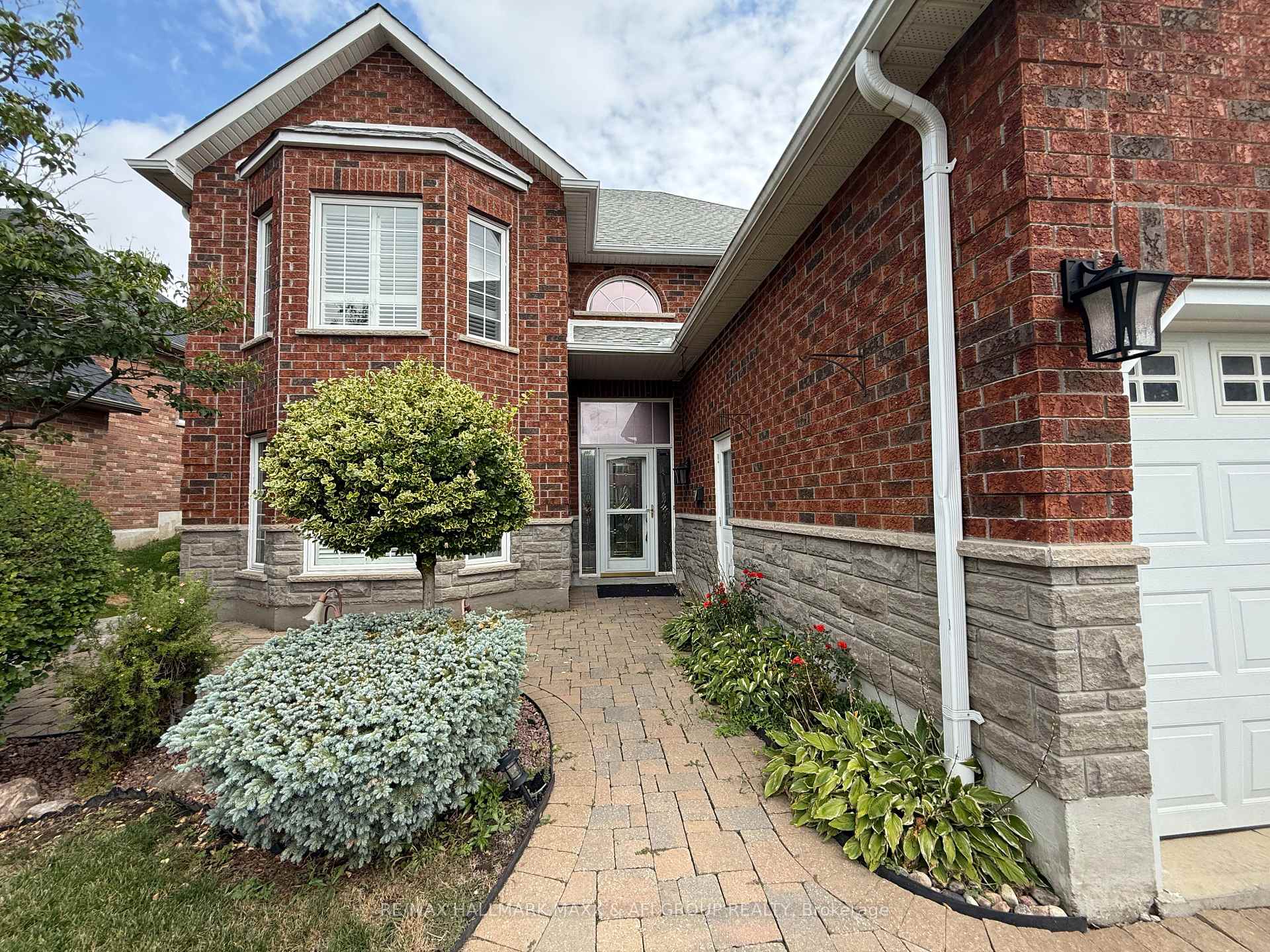Photo 2 of 413 Nesbitt Road, Newmarket, Huron Heights-Leslie Valley — HOMEH