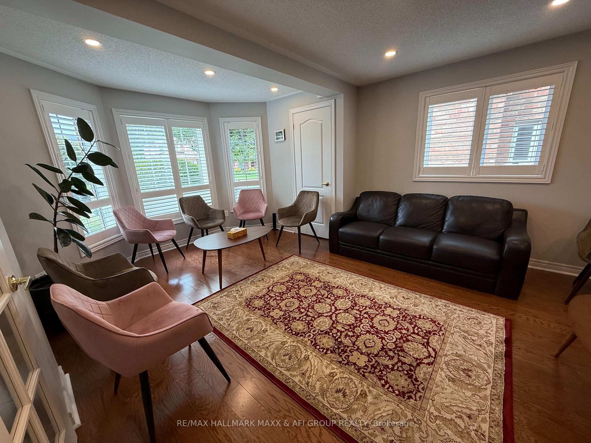 Photo 5 of 413 Nesbitt Road, Newmarket, Huron Heights-Leslie Valley — HOMEH