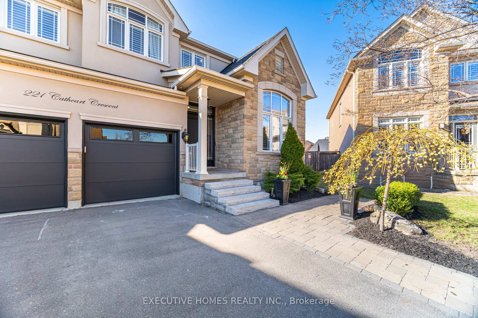Photo 2 of 221 Cathcart Crescent, Milton, Willmott — HOMEH