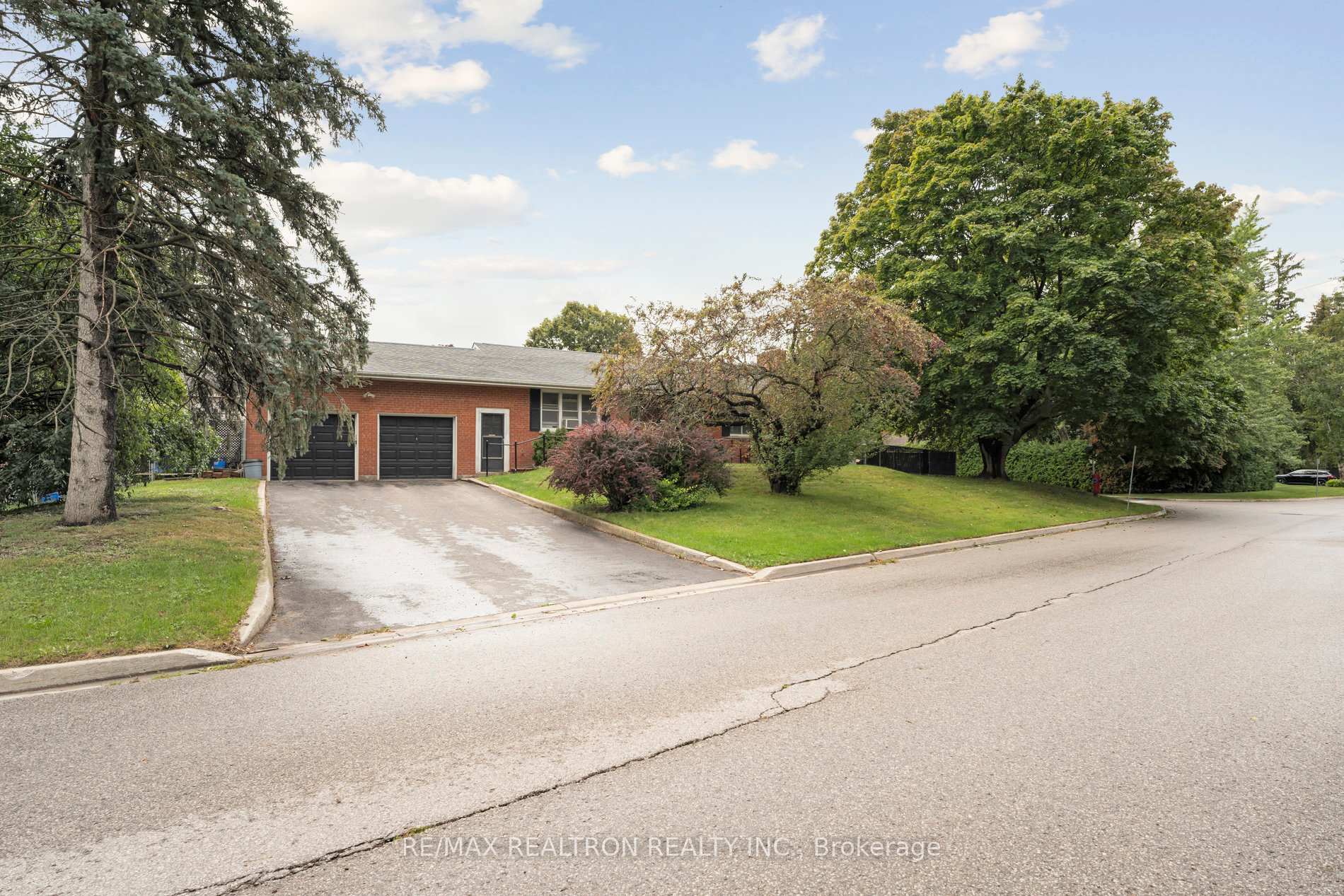 Photo 2 of 230 Avenue Road, Newmarket, Central Newmarket — HOMEH