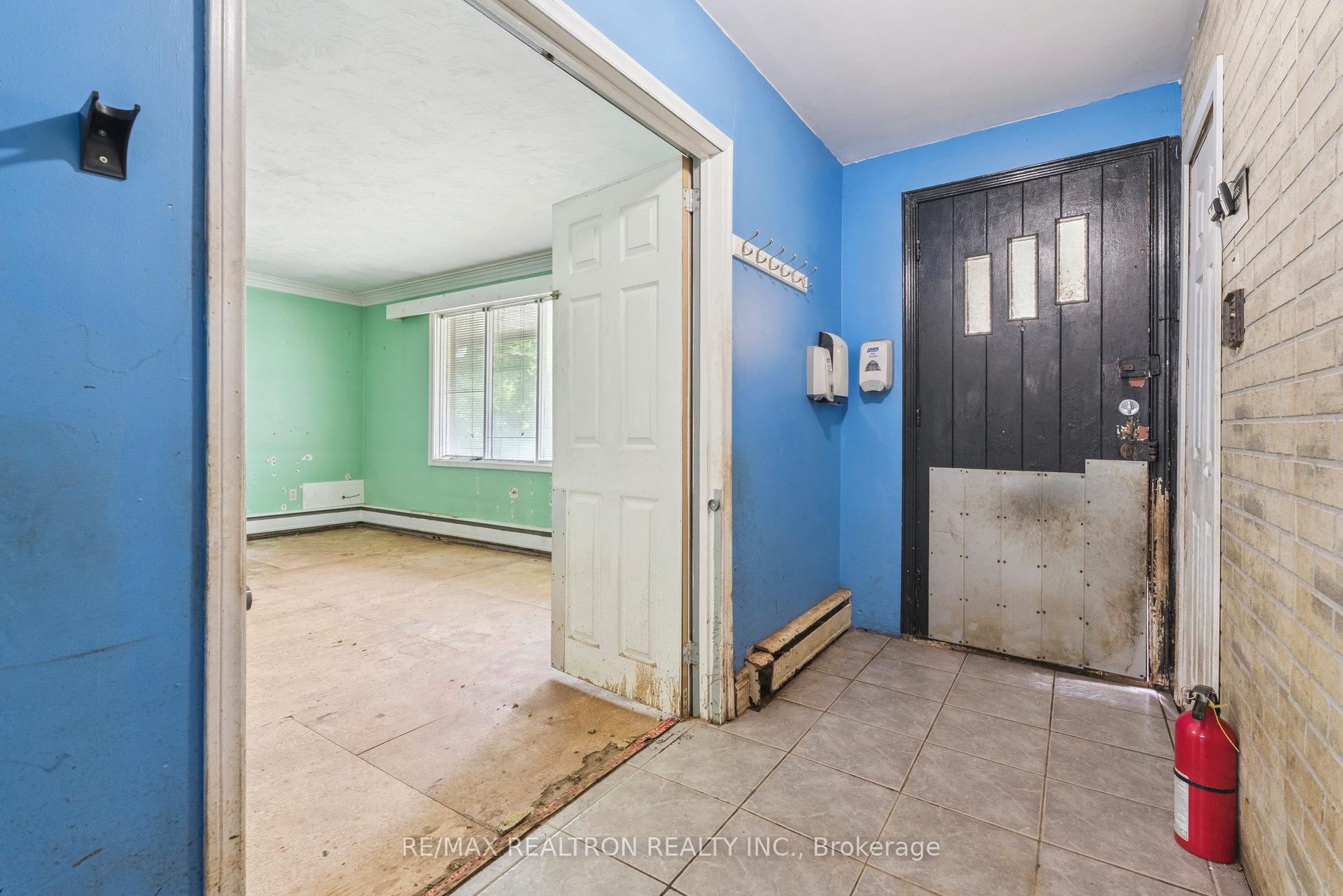 Photo 4 of 230 Avenue Road, Newmarket, Central Newmarket — HOMEH