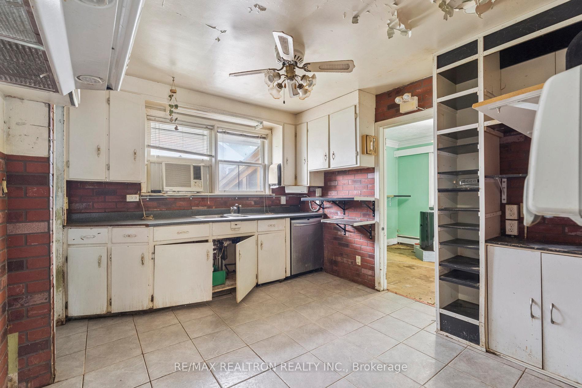 Photo 11 of 230 Avenue Road, Newmarket, Central Newmarket — HOMEH