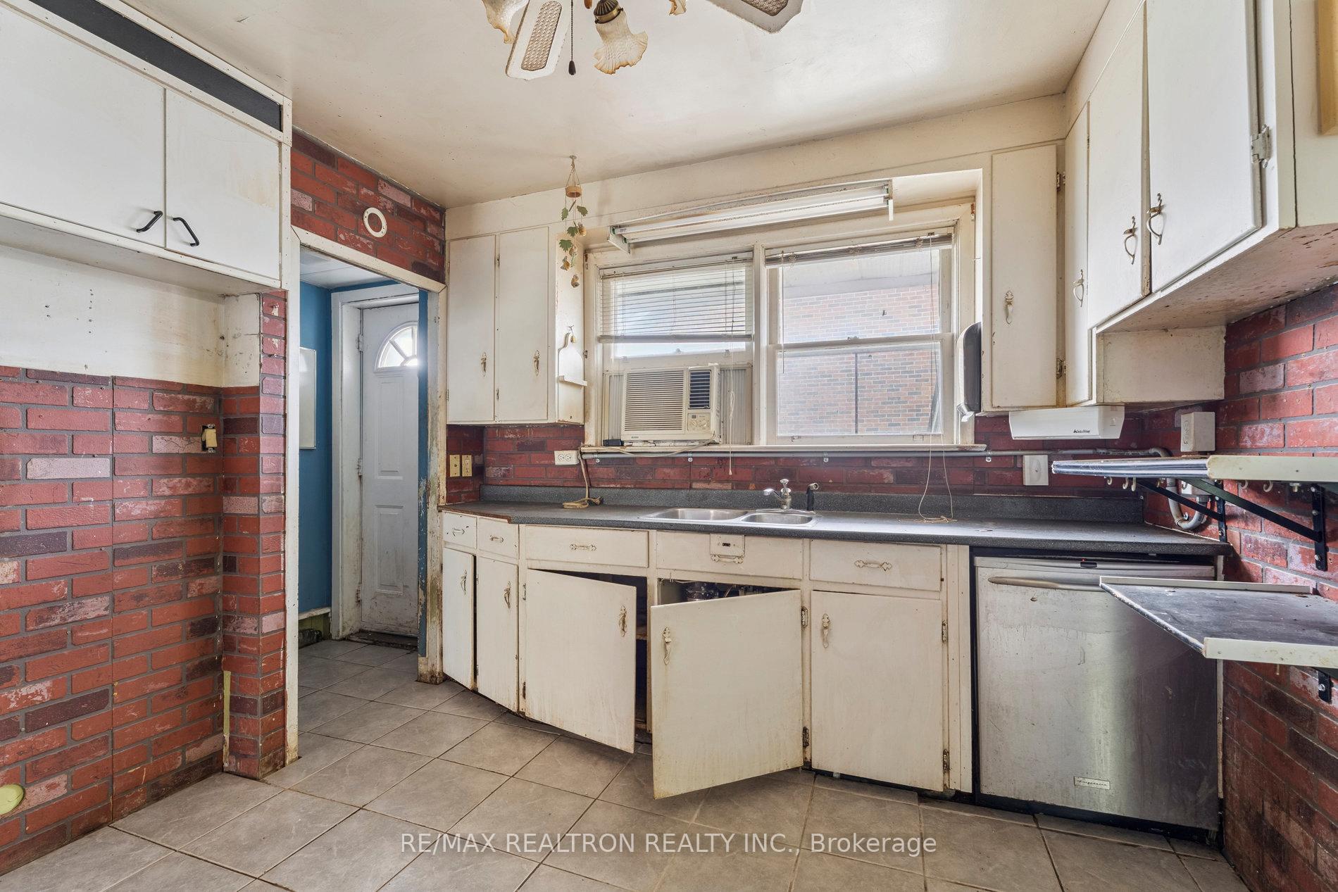 Photo 12 of 230 Avenue Road, Newmarket, Central Newmarket — HOMEH