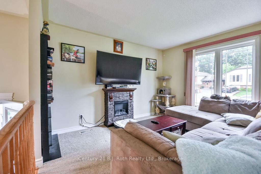 Photo 3 of 7 Christine Place, Orillia — HOMEH