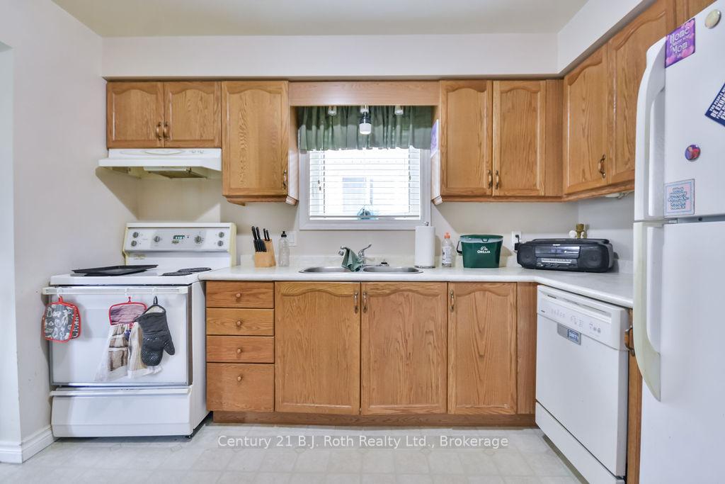 Photo 8 of 7 Christine Place, Orillia — HOMEH