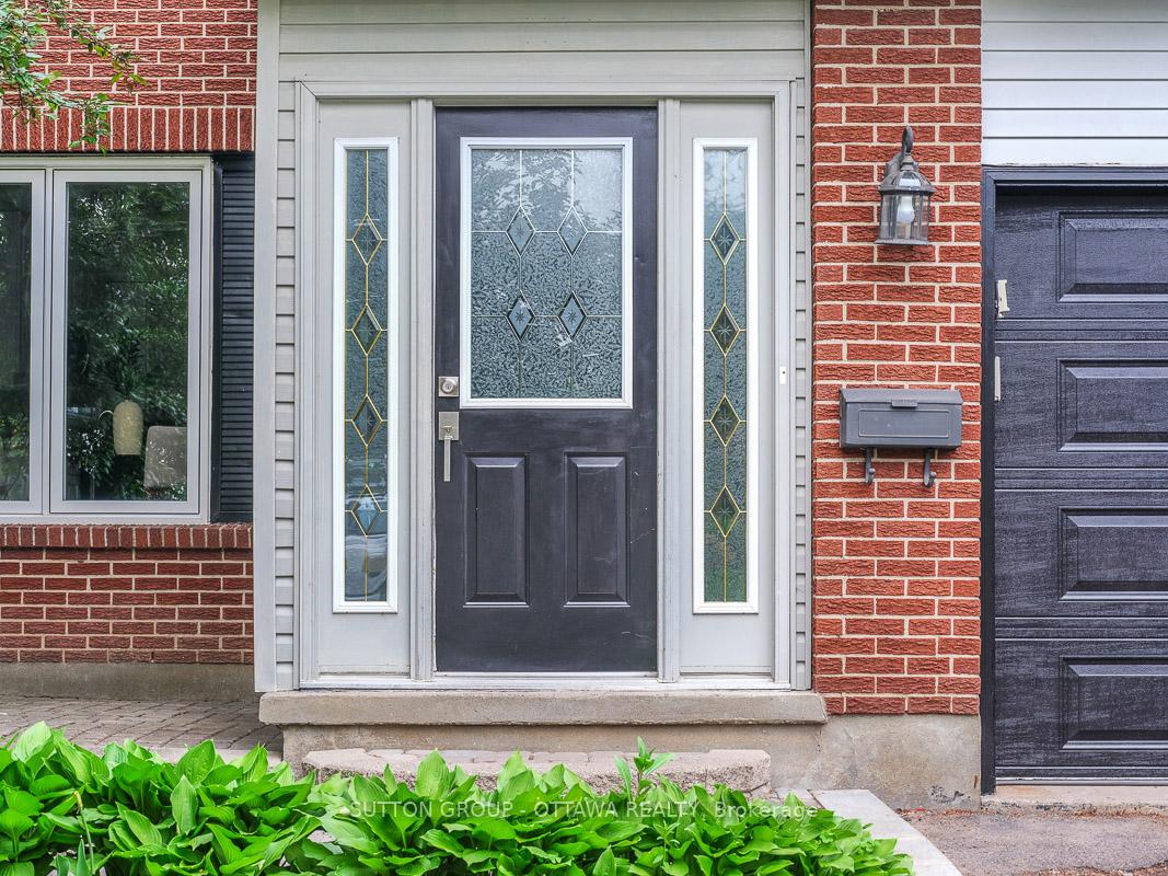 Photo 4 of 1112 St. Germain Crescent, Ottawa, Convent Glen North — HOMEH