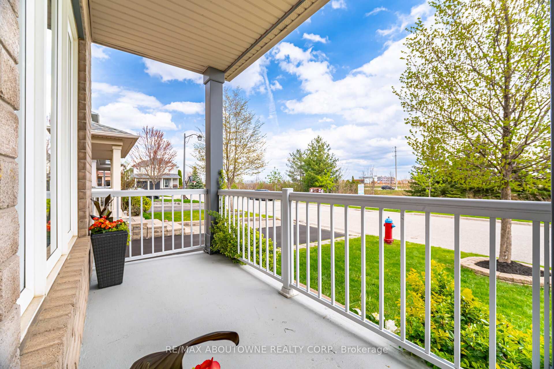 Photo 3 of 1046 Holdsworth Crescent, Milton, Coates — HOMEH
