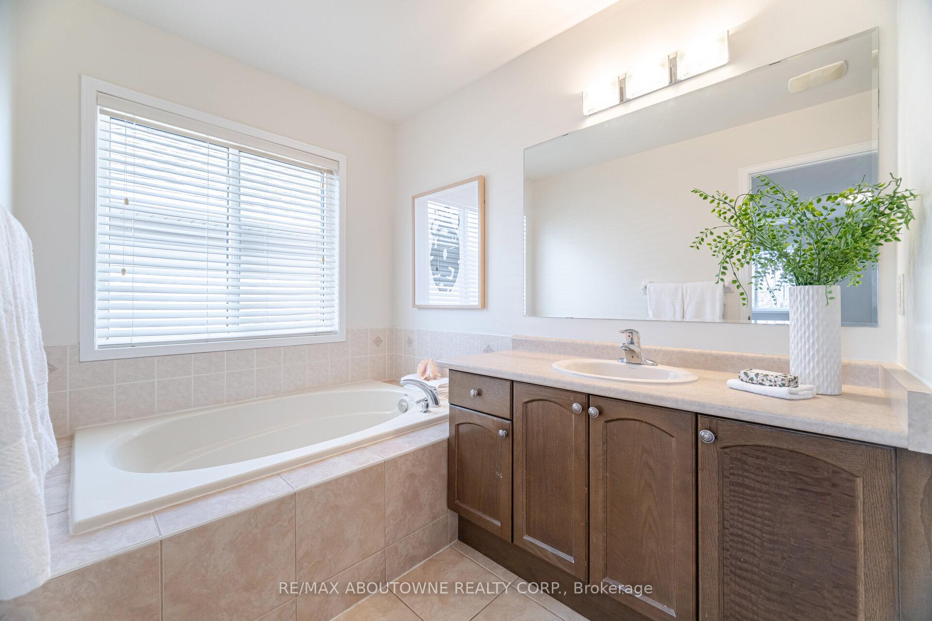 Photo 29 of 1046 Holdsworth Crescent, Milton, Coates — HOMEH