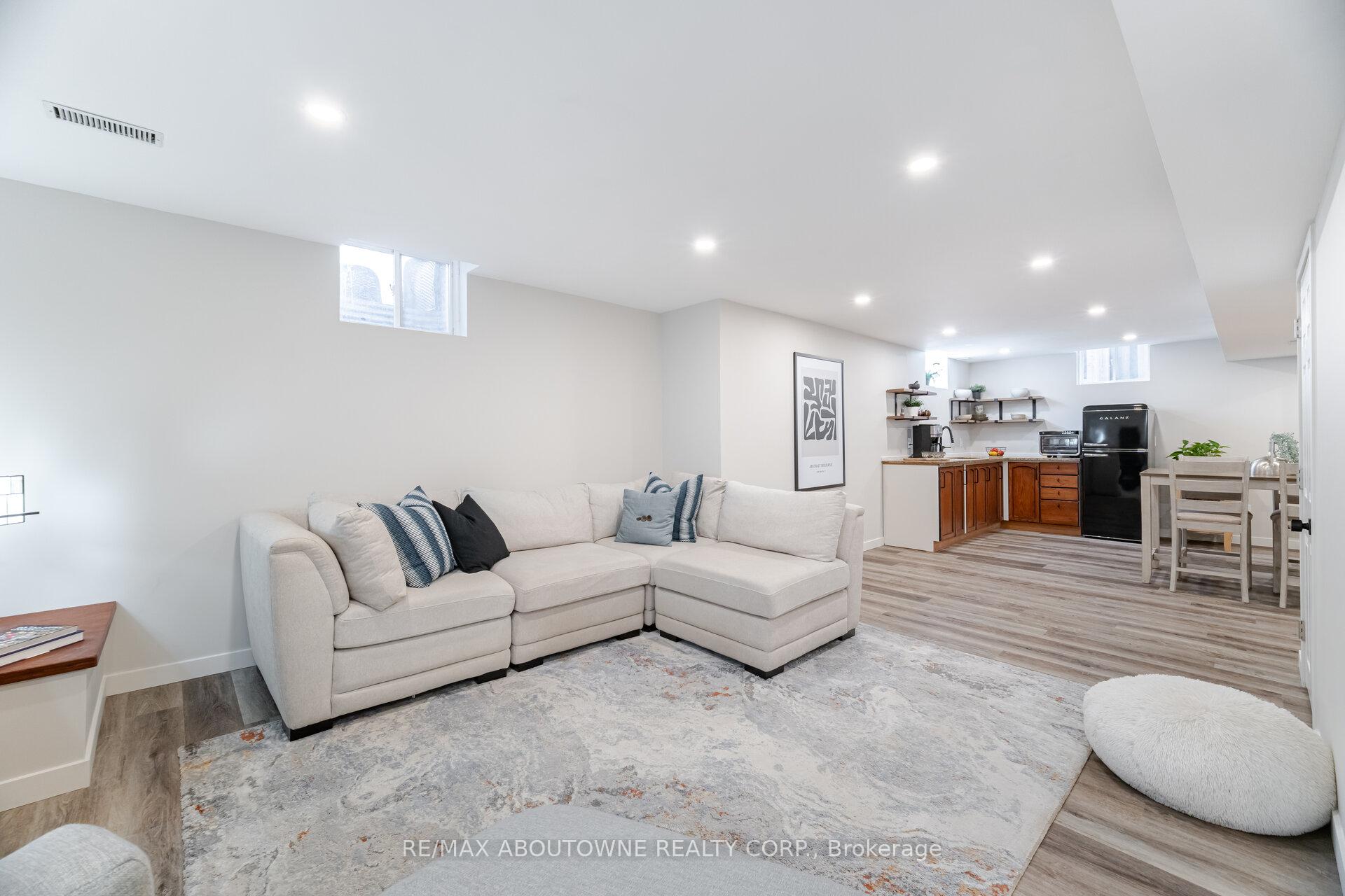 Photo 39 of 1046 Holdsworth Crescent, Milton, Coates — HOMEH