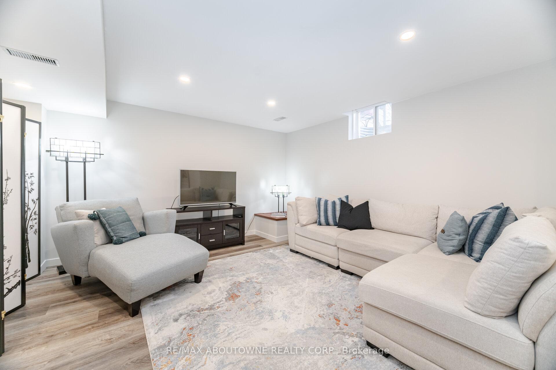 Photo 40 of 1046 Holdsworth Crescent, Milton, Coates — HOMEH