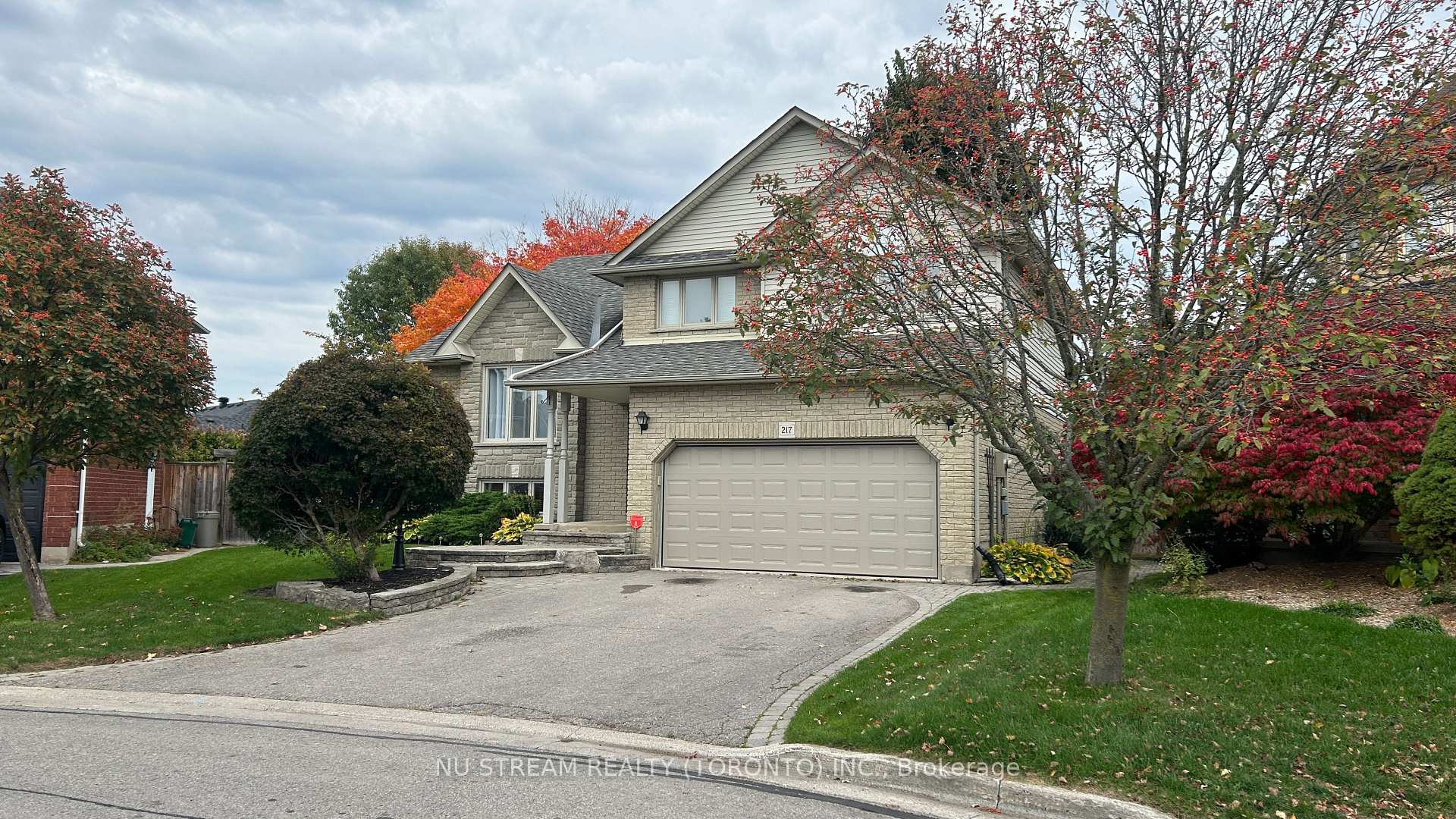 Photo 1 of 217 Conestoga Court, Oshawa, Samac — HOMEH