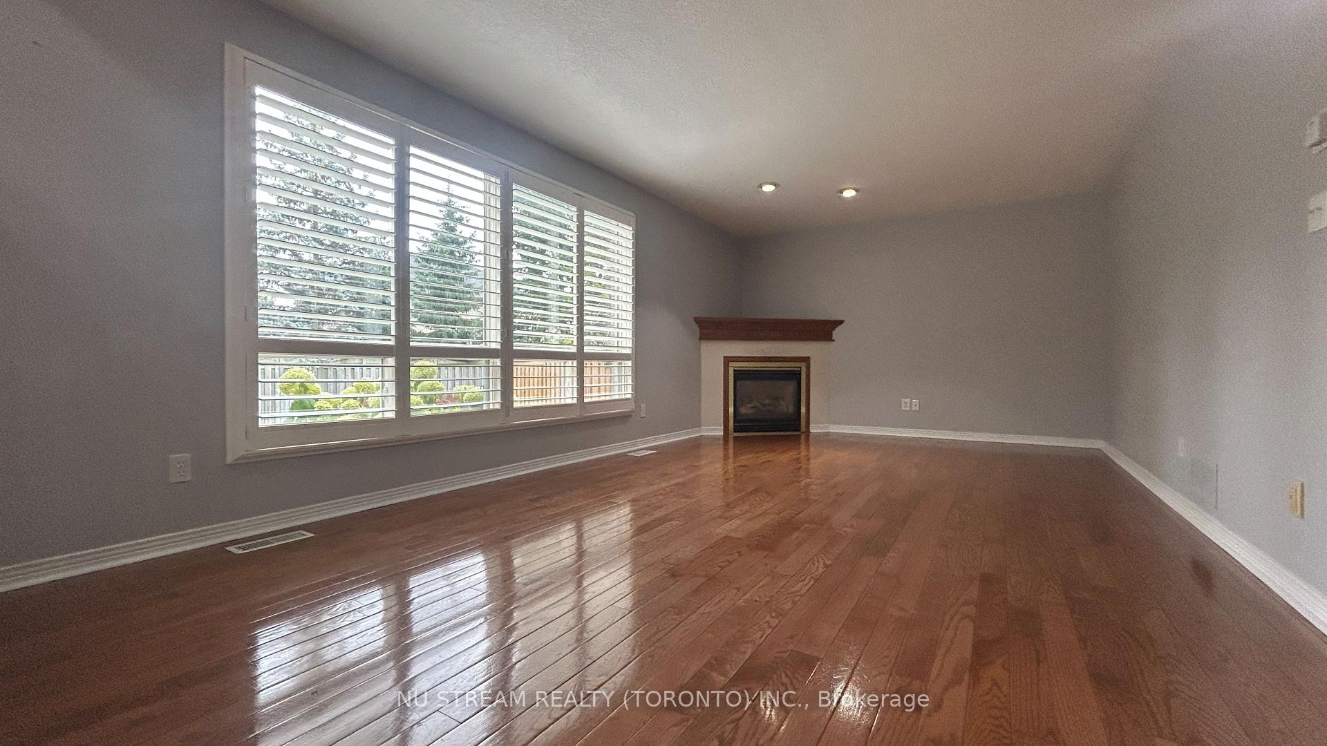Photo 2 of 217 Conestoga Court, Oshawa, Samac — HOMEH