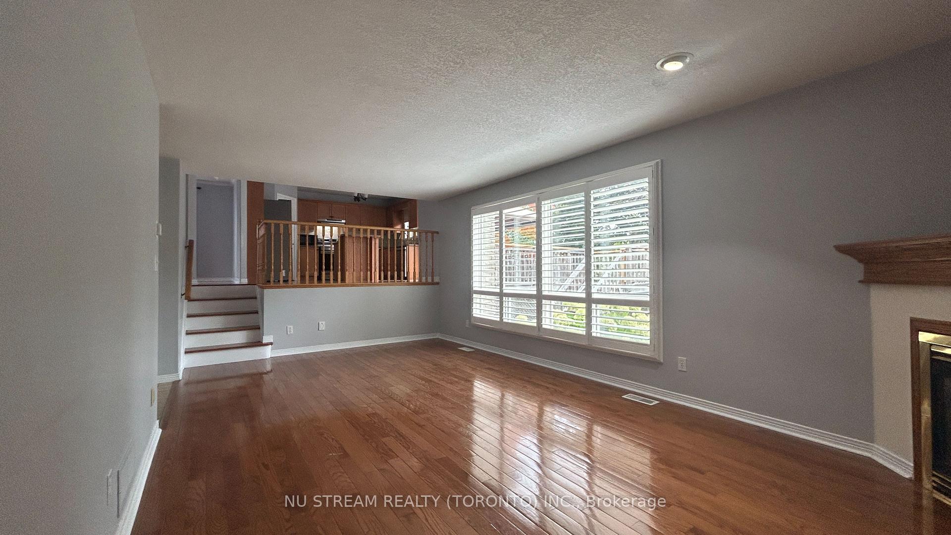 Photo 3 of 217 Conestoga Court, Oshawa, Samac — HOMEH