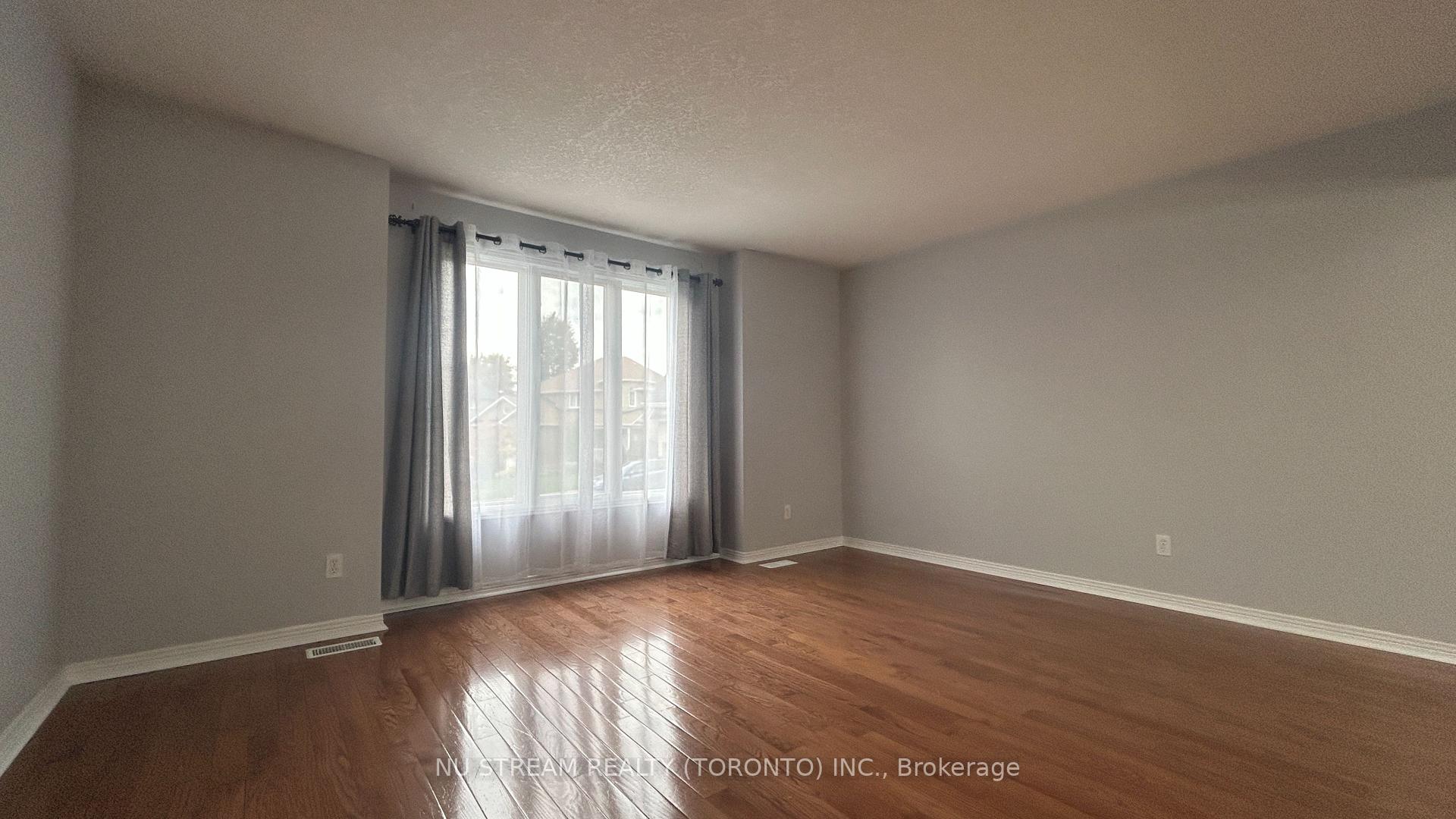 Photo 4 of 217 Conestoga Court, Oshawa, Samac — HOMEH
