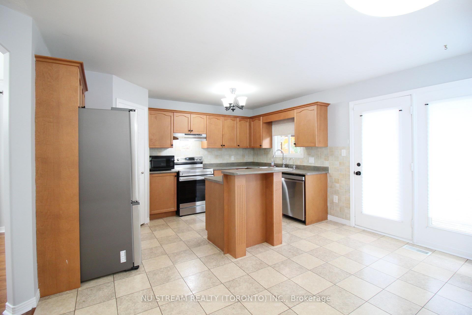 Photo 7 of 217 Conestoga Court, Oshawa, Samac — HOMEH