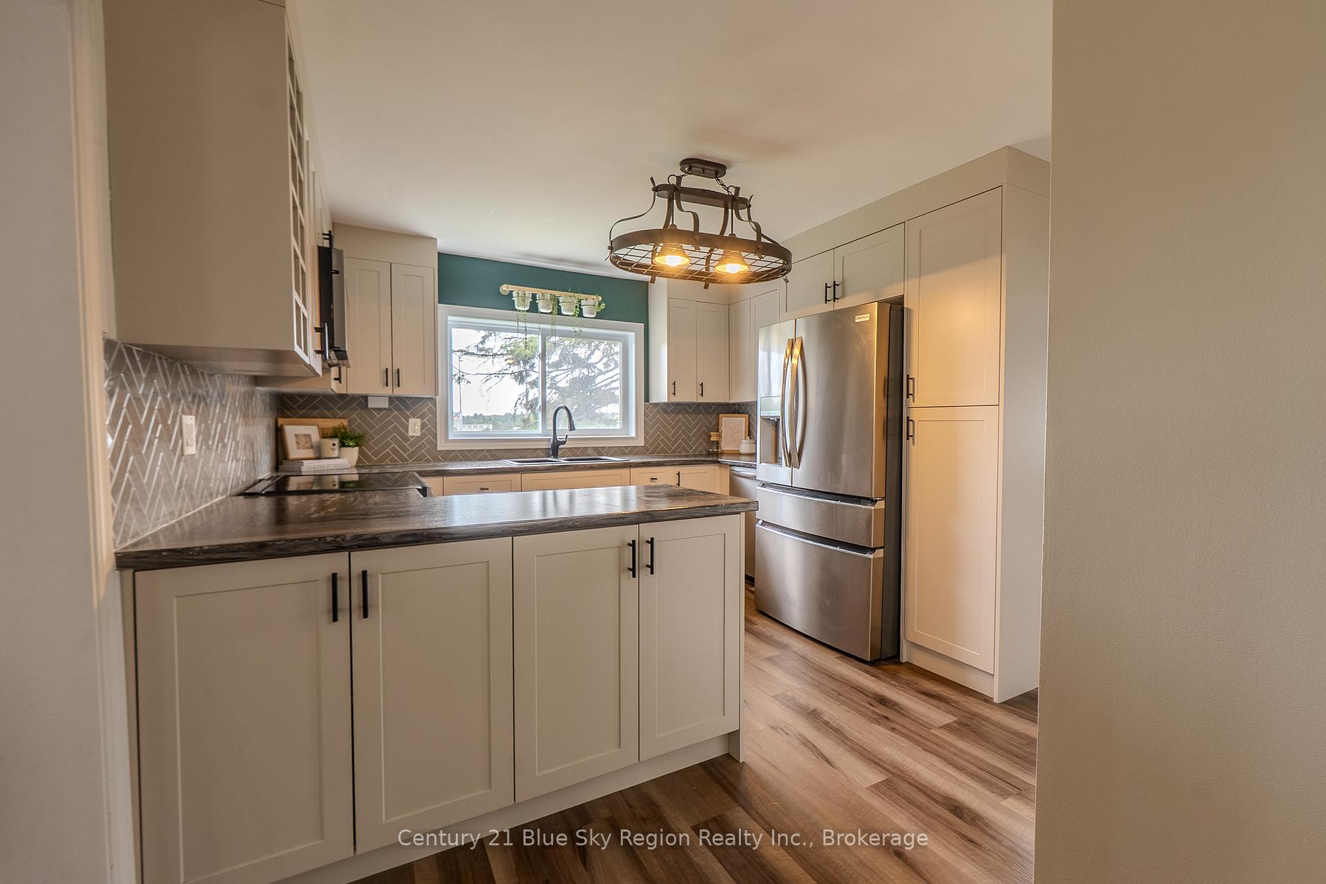 Photo 4 of 500 Collins Drive, North Bay, Airport — HOMEH