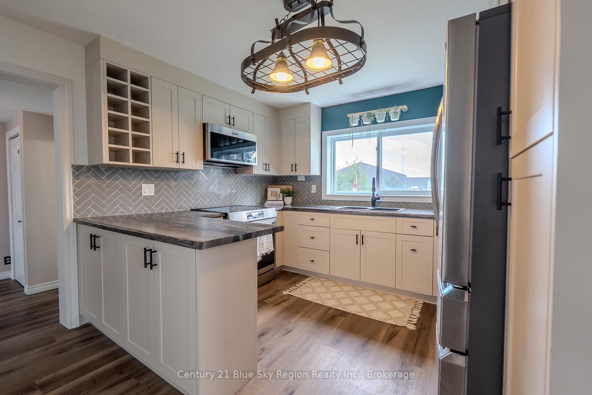 Photo 5 of 500 Collins Drive, North Bay, Airport — HOMEH