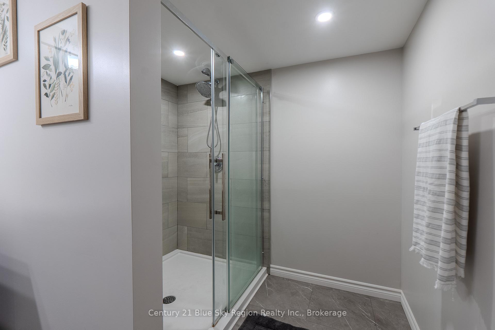 Photo 14 of 500 Collins Drive, North Bay, Airport — HOMEH