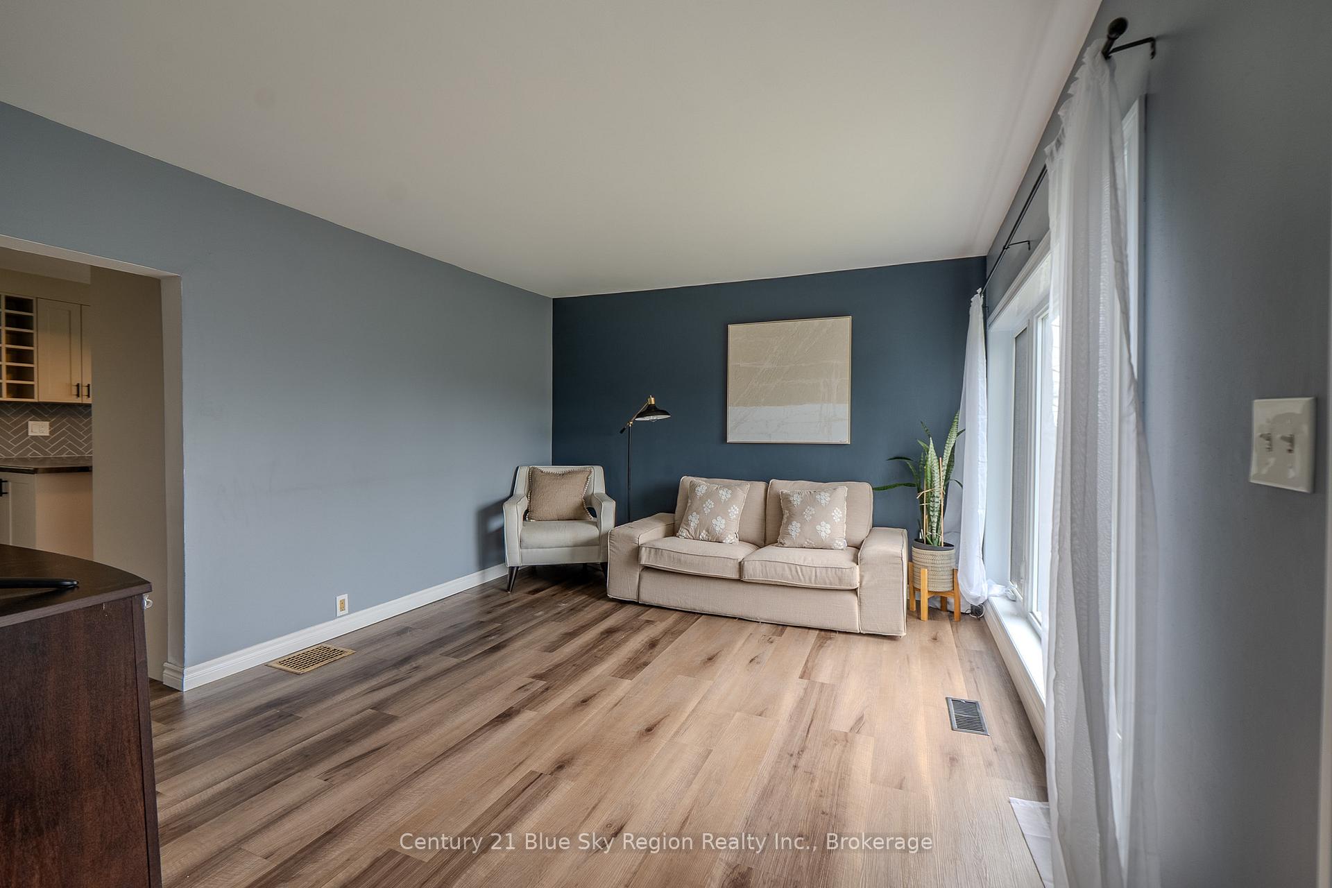 Photo 16 of 500 Collins Drive, North Bay, Airport — HOMEH