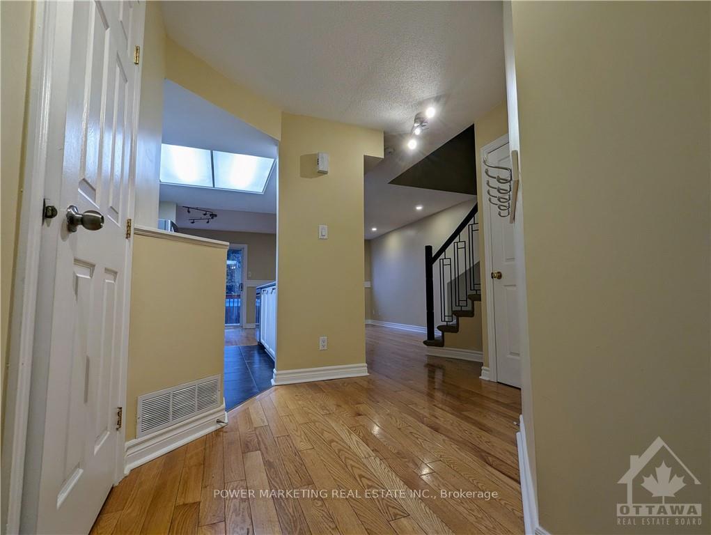 Photo 3 of 2210 Saturn Crescent, Ottawa, Fallingbrook/Gardenway South — HOMEH