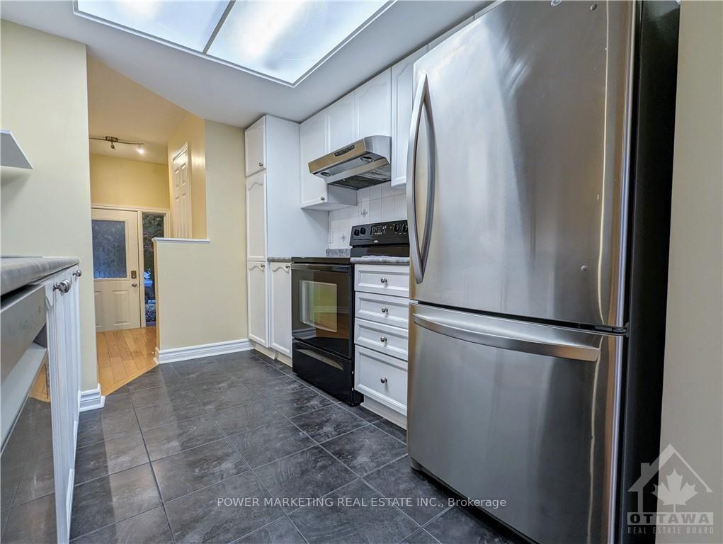 Photo 4 of 2210 Saturn Crescent, Ottawa, Fallingbrook/Gardenway South — HOMEH