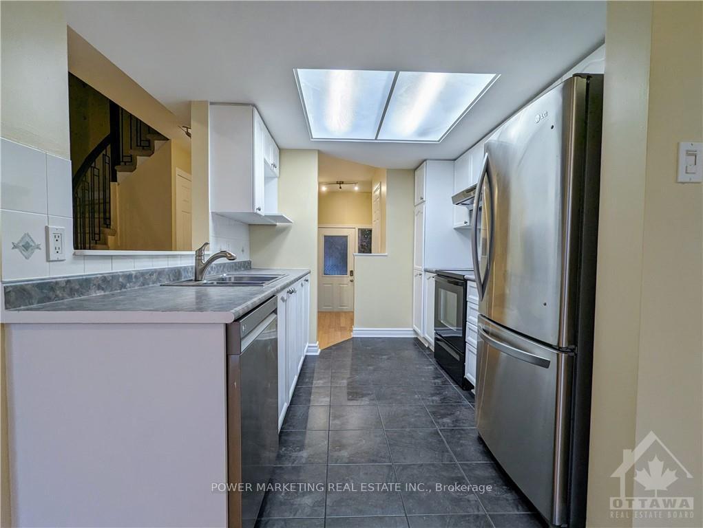 Photo 5 of 2210 Saturn Crescent, Ottawa, Fallingbrook/Gardenway South — HOMEH