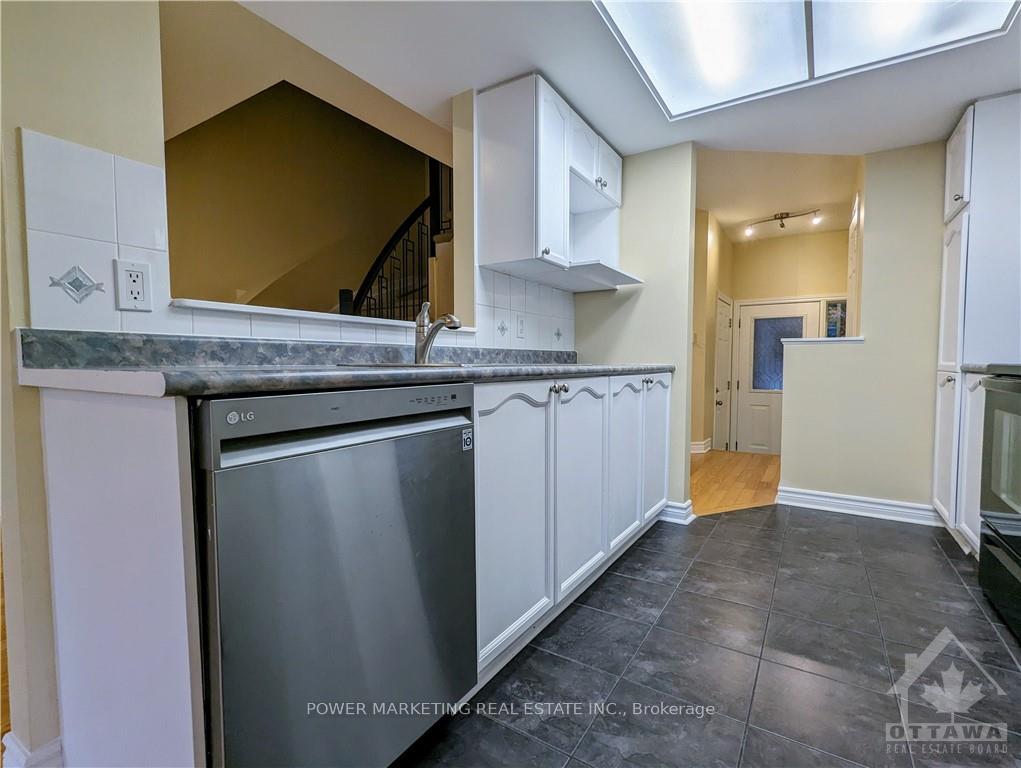 Photo 6 of 2210 Saturn Crescent, Ottawa, Fallingbrook/Gardenway South — HOMEH