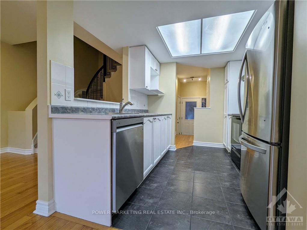 Photo 7 of 2210 Saturn Crescent, Ottawa, Fallingbrook/Gardenway South — HOMEH