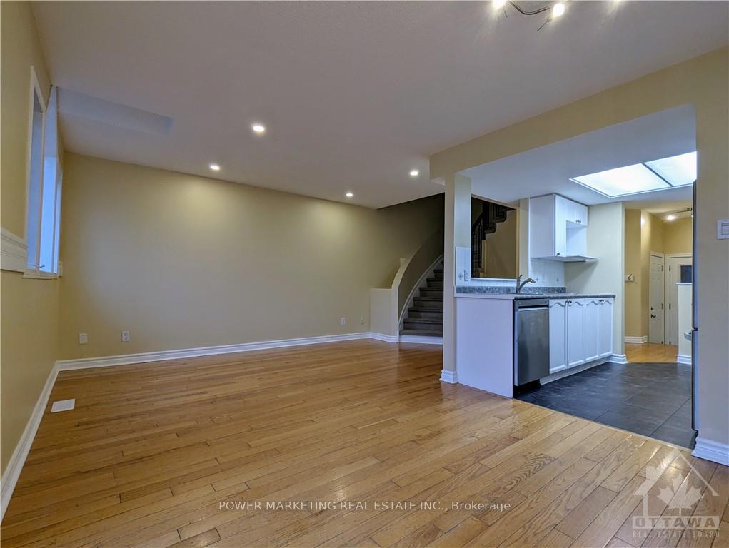 Photo 8 of 2210 Saturn Crescent, Ottawa, Fallingbrook/Gardenway South — HOMEH