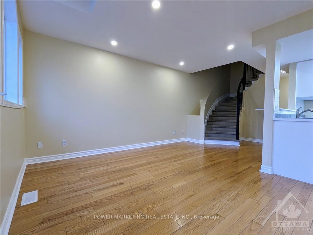 Photo 11 of 2210 Saturn Crescent, Ottawa, Fallingbrook/Gardenway South — HOMEH