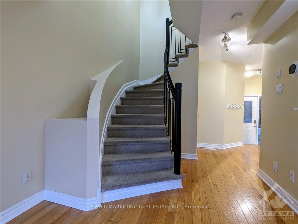 Photo 12 of 2210 Saturn Crescent, Ottawa, Fallingbrook/Gardenway South — HOMEH