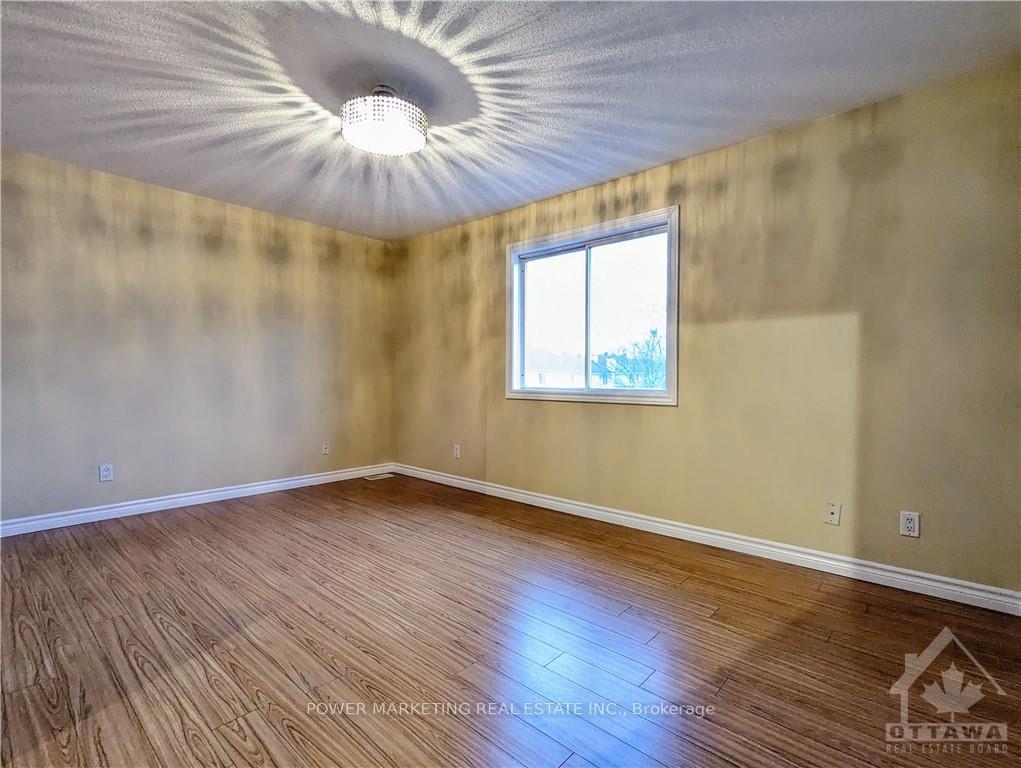 Photo 13 of 2210 Saturn Crescent, Ottawa, Fallingbrook/Gardenway South — HOMEH
