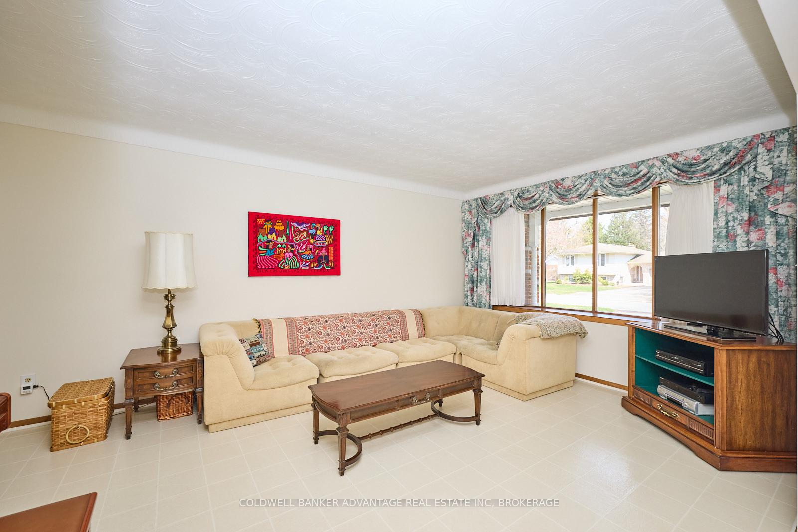 Photo 8 of 22 Spruceside Crescent S, Pelham, Fonthill — HOMEH