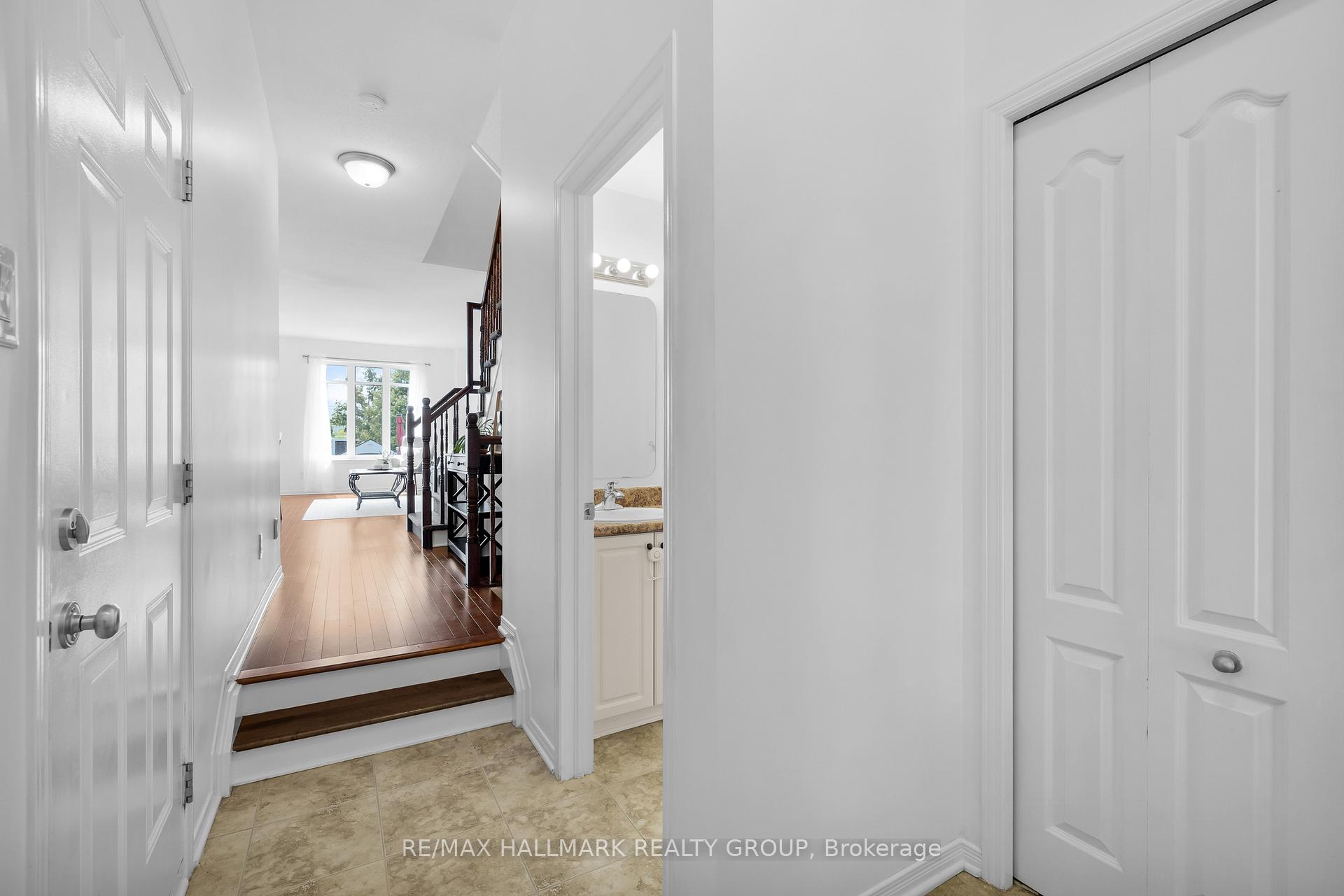 Photo 2 of 606 Everlasting Crescent, Ottawa, Springridge/East Village — HOMEH