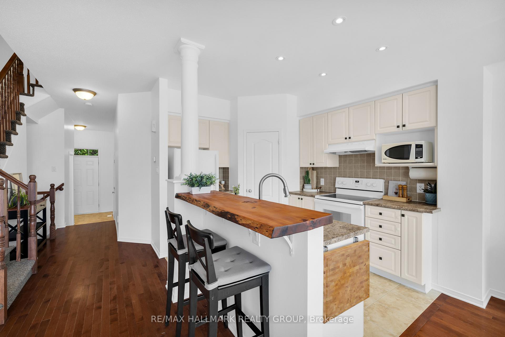 Photo 9 of 606 Everlasting Crescent, Ottawa, Springridge/East Village — HOMEH