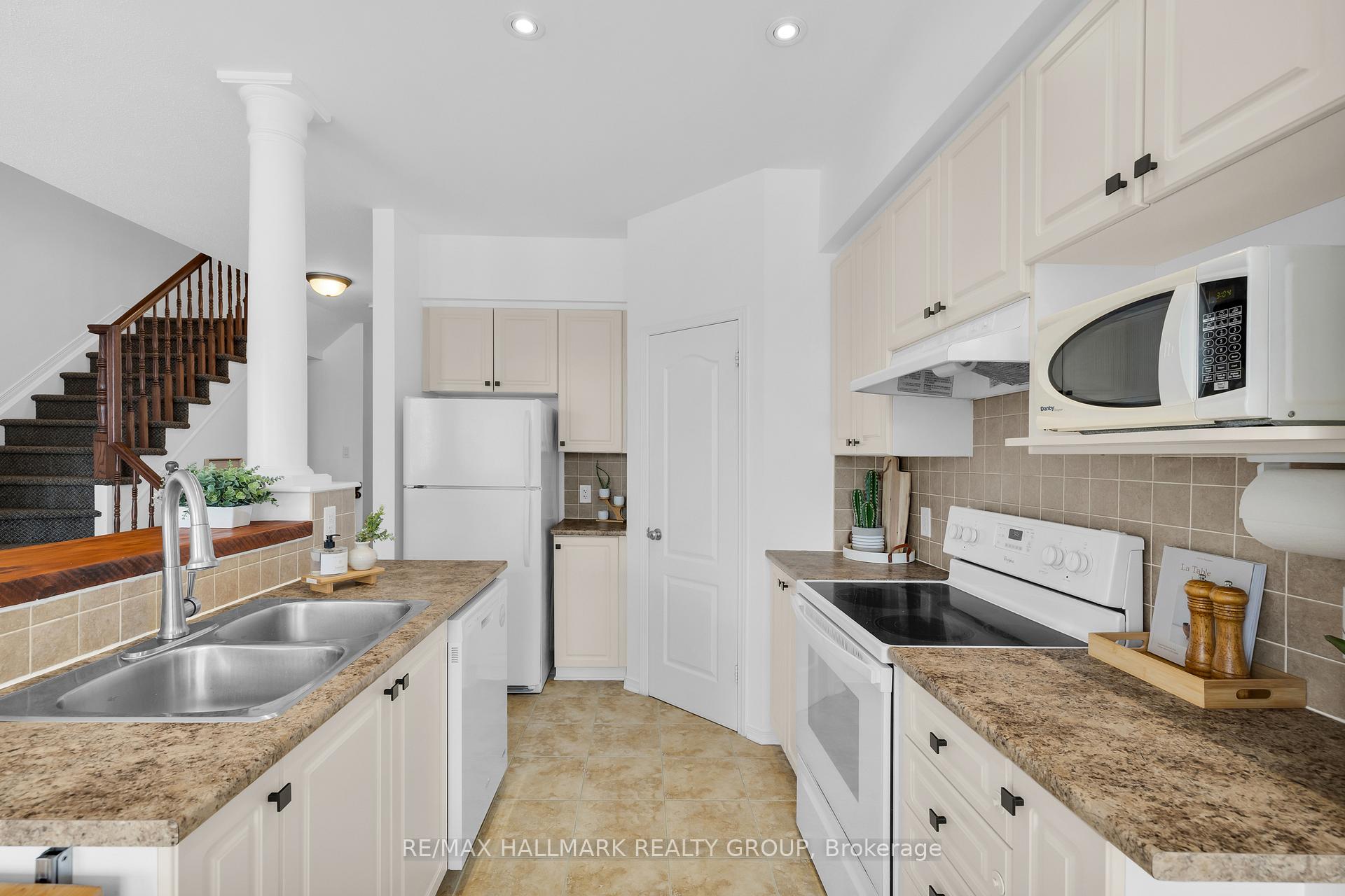 Photo 10 of 606 Everlasting Crescent, Ottawa, Springridge/East Village — HOMEH