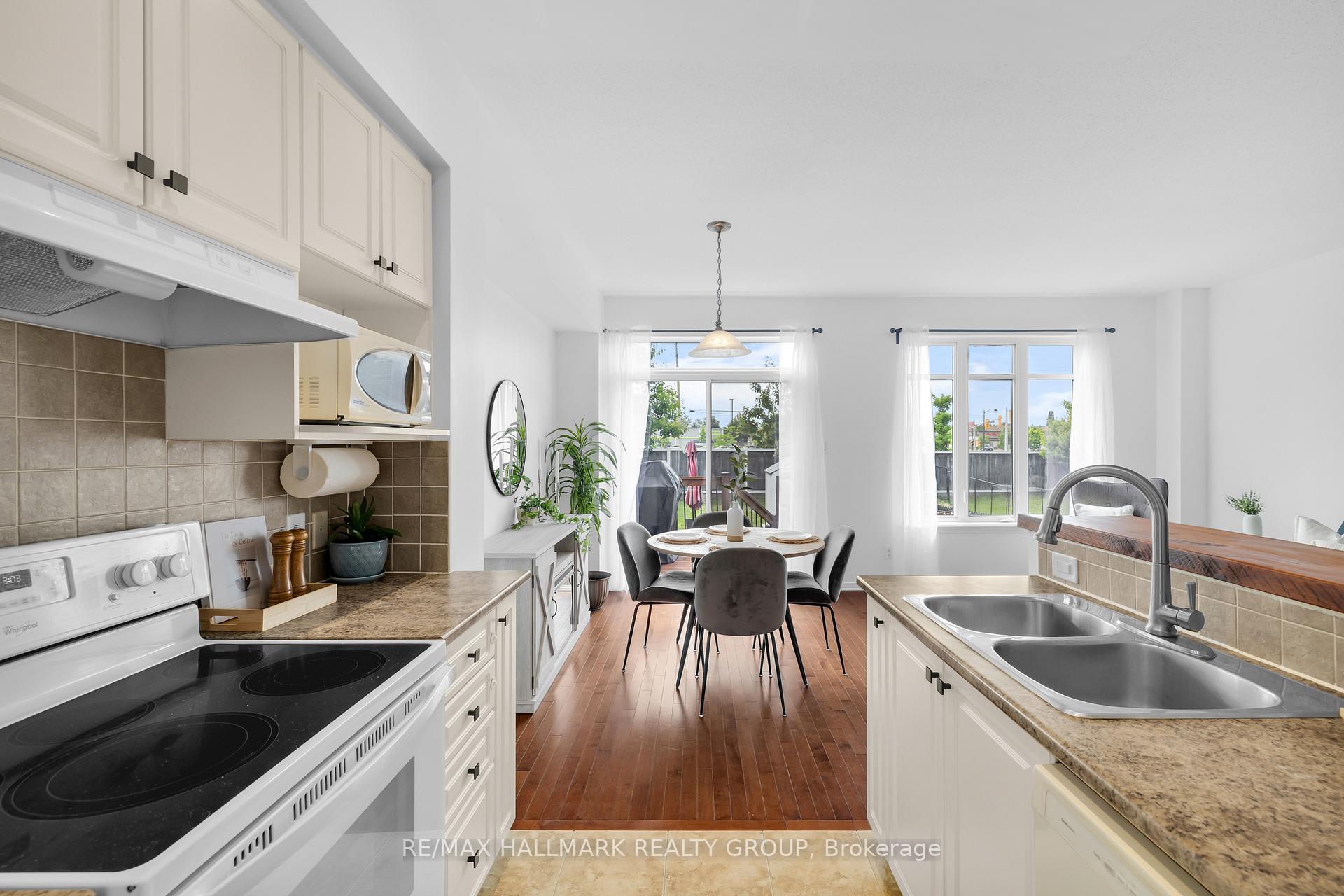 Photo 11 of 606 Everlasting Crescent, Ottawa, Springridge/East Village — HOMEH