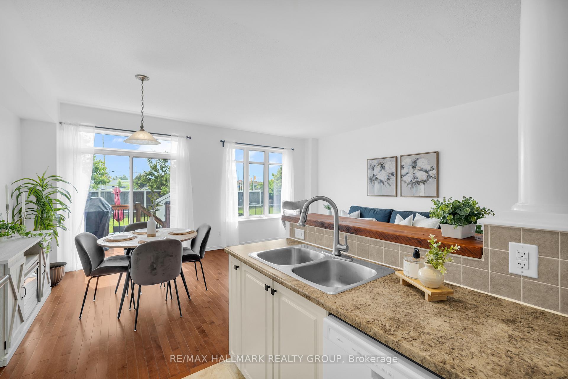 Photo 12 of 606 Everlasting Crescent, Ottawa, Springridge/East Village — HOMEH