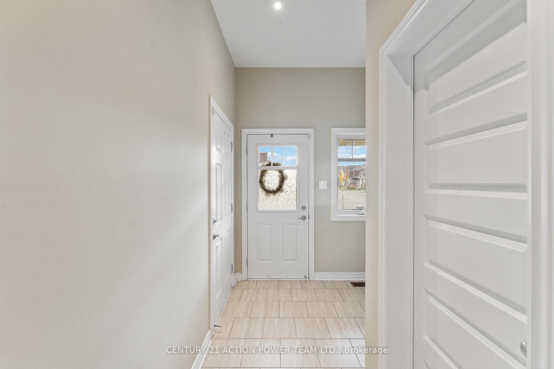 Photo 4 of 812 Ashenvale Way, Ottawa, Avalon East — HOMEH