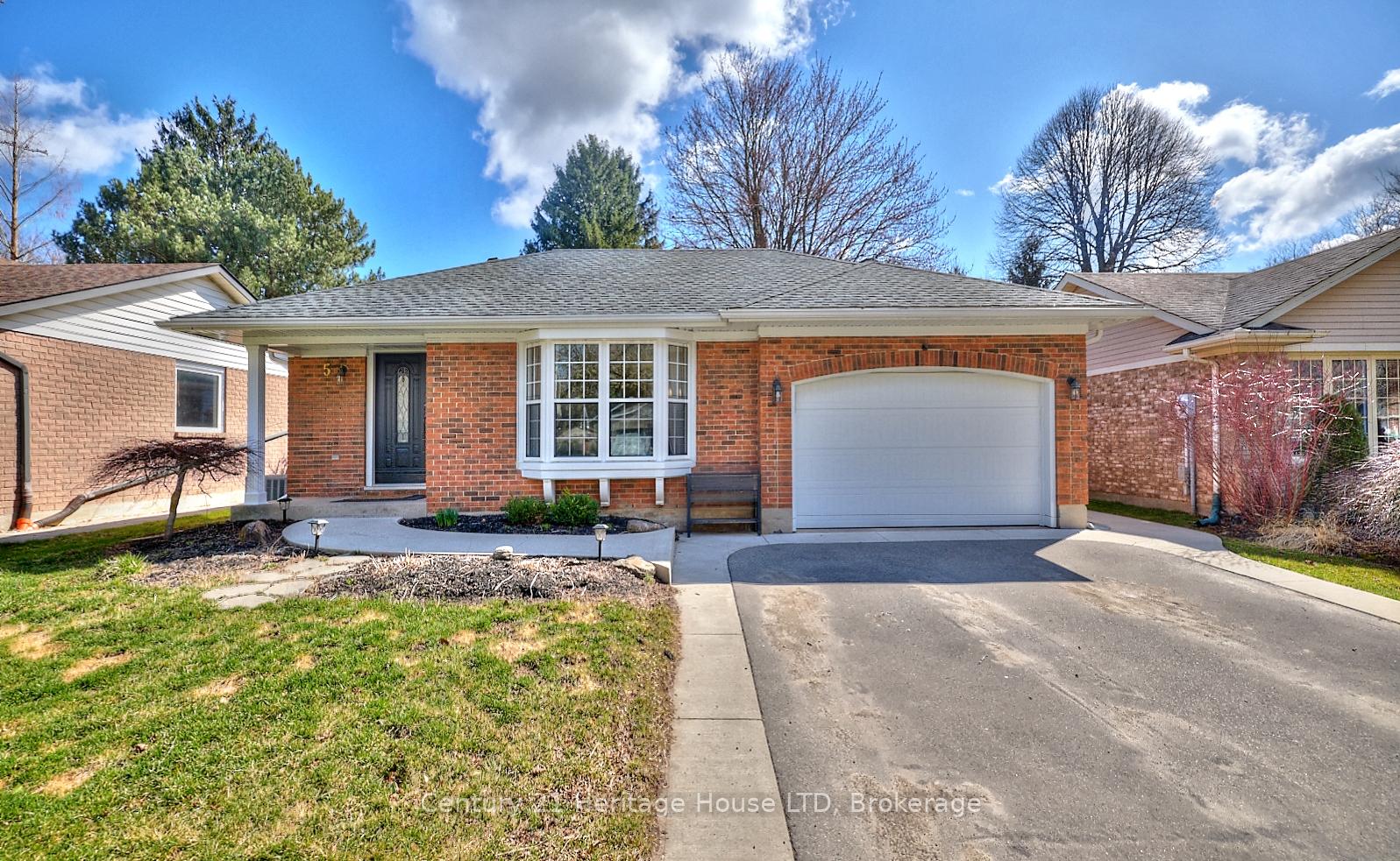 Photo 2 of 5 Brookbank Cres, Pelham, Fonthill — HOMEH
