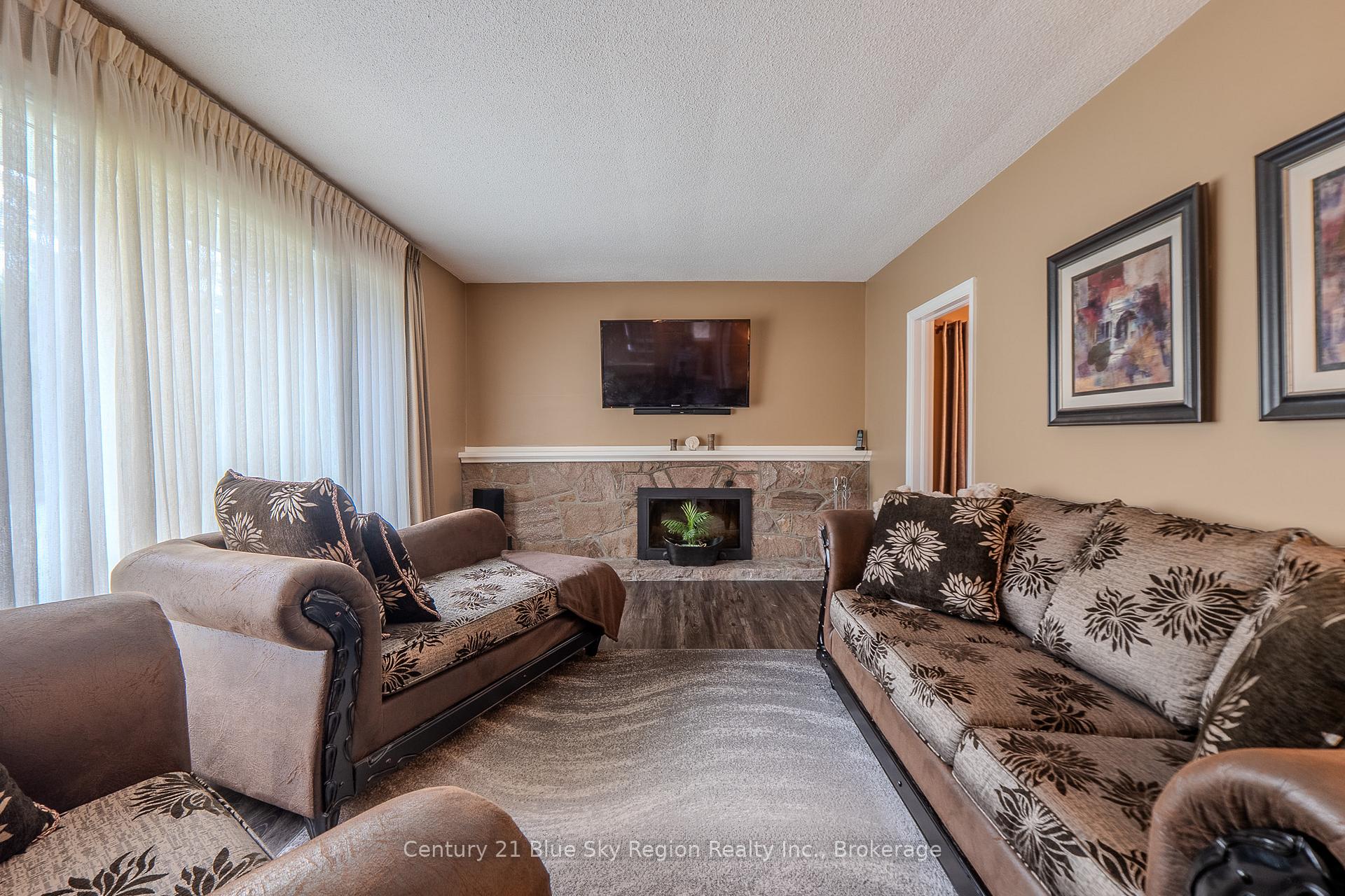 Photo 4 of 184 Lake Street, North Bay, West End — HOMEH
