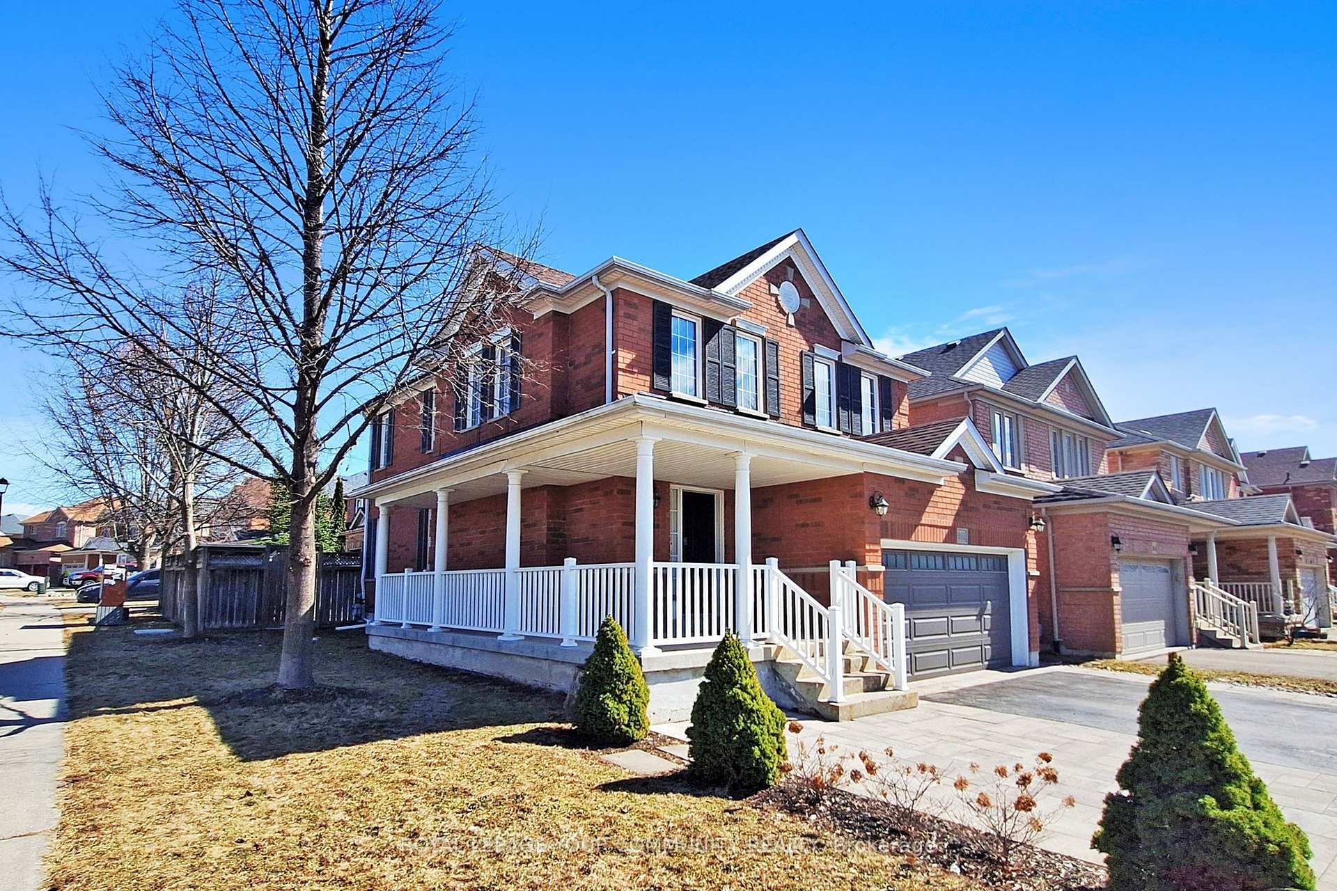 Photo 2 of 861 Oaktree Crescent, Newmarket, Summerhill Estates — HOMEH