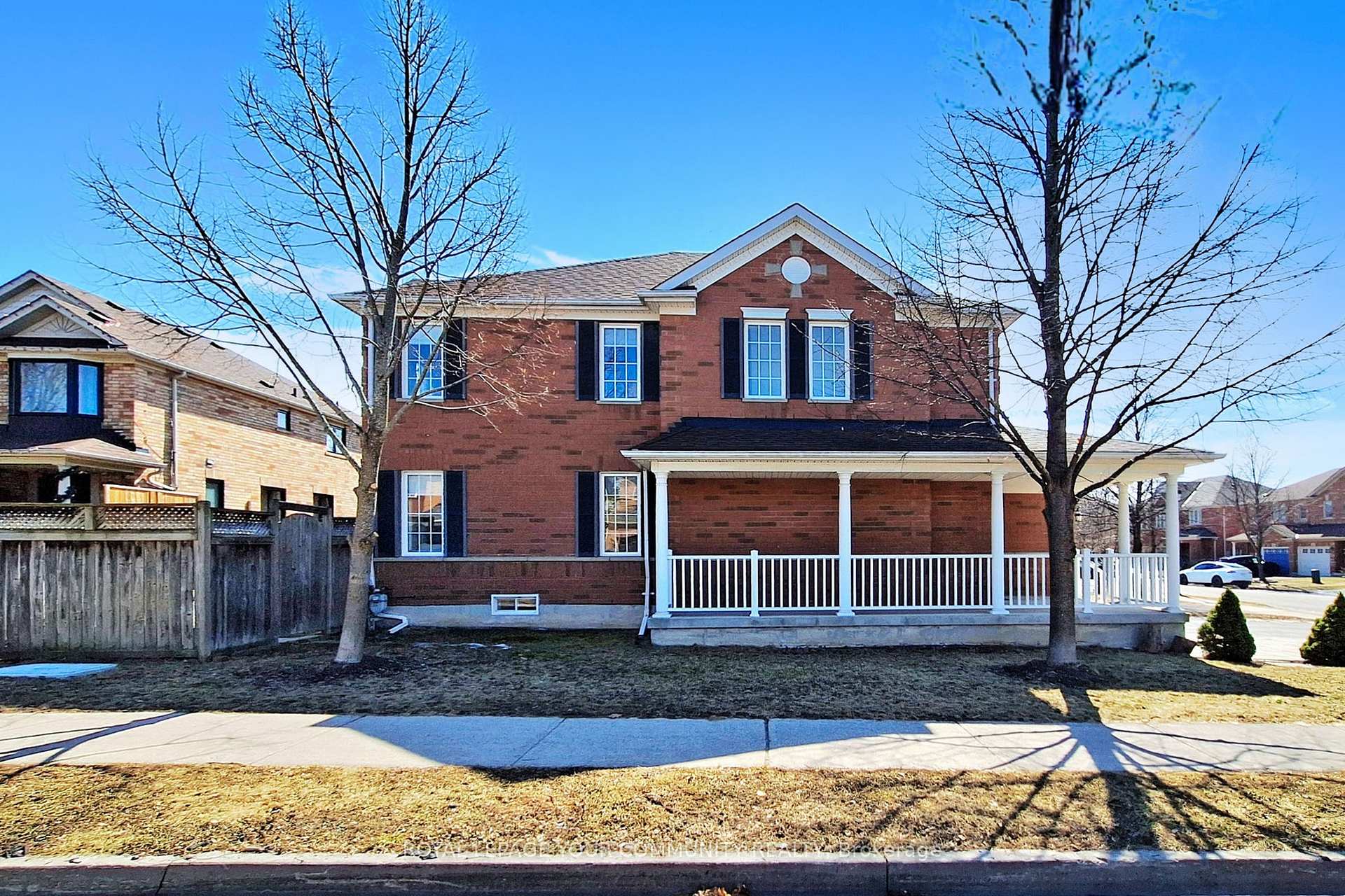 Photo 3 of 861 Oaktree Crescent, Newmarket, Summerhill Estates — HOMEH