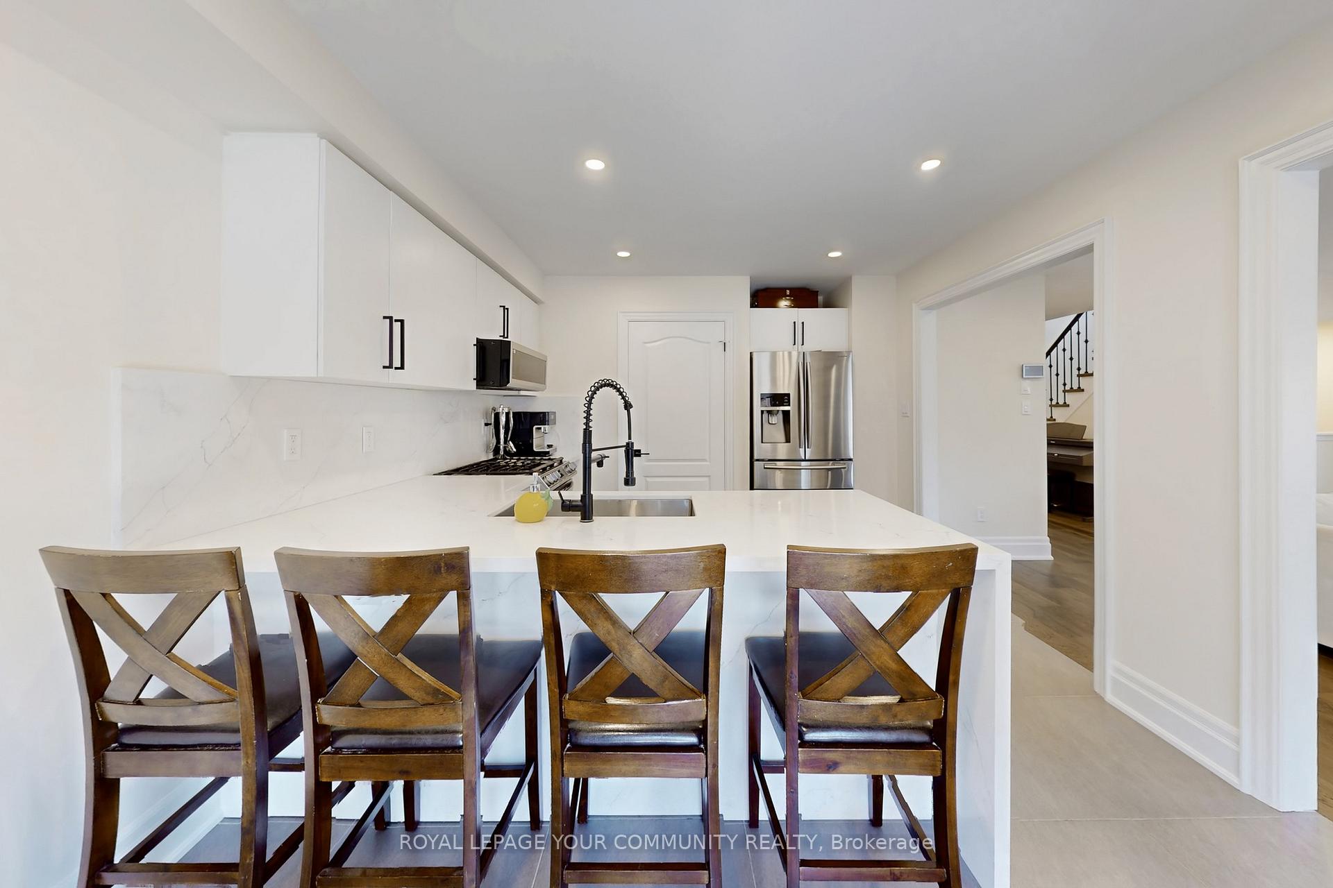 Photo 10 of 861 Oaktree Crescent, Newmarket, Summerhill Estates — HOMEH