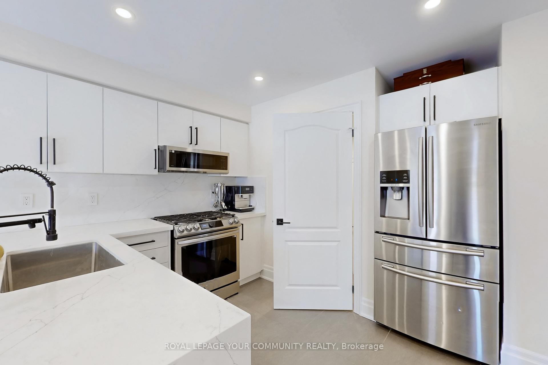 Photo 12 of 861 Oaktree Crescent, Newmarket, Summerhill Estates — HOMEH