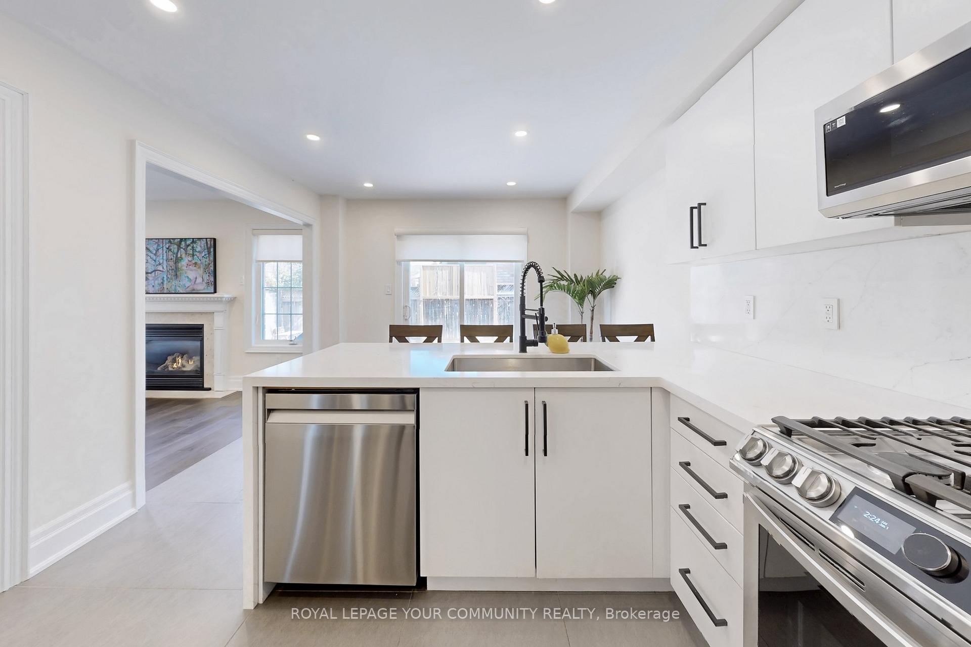 Photo 14 of 861 Oaktree Crescent, Newmarket, Summerhill Estates — HOMEH
