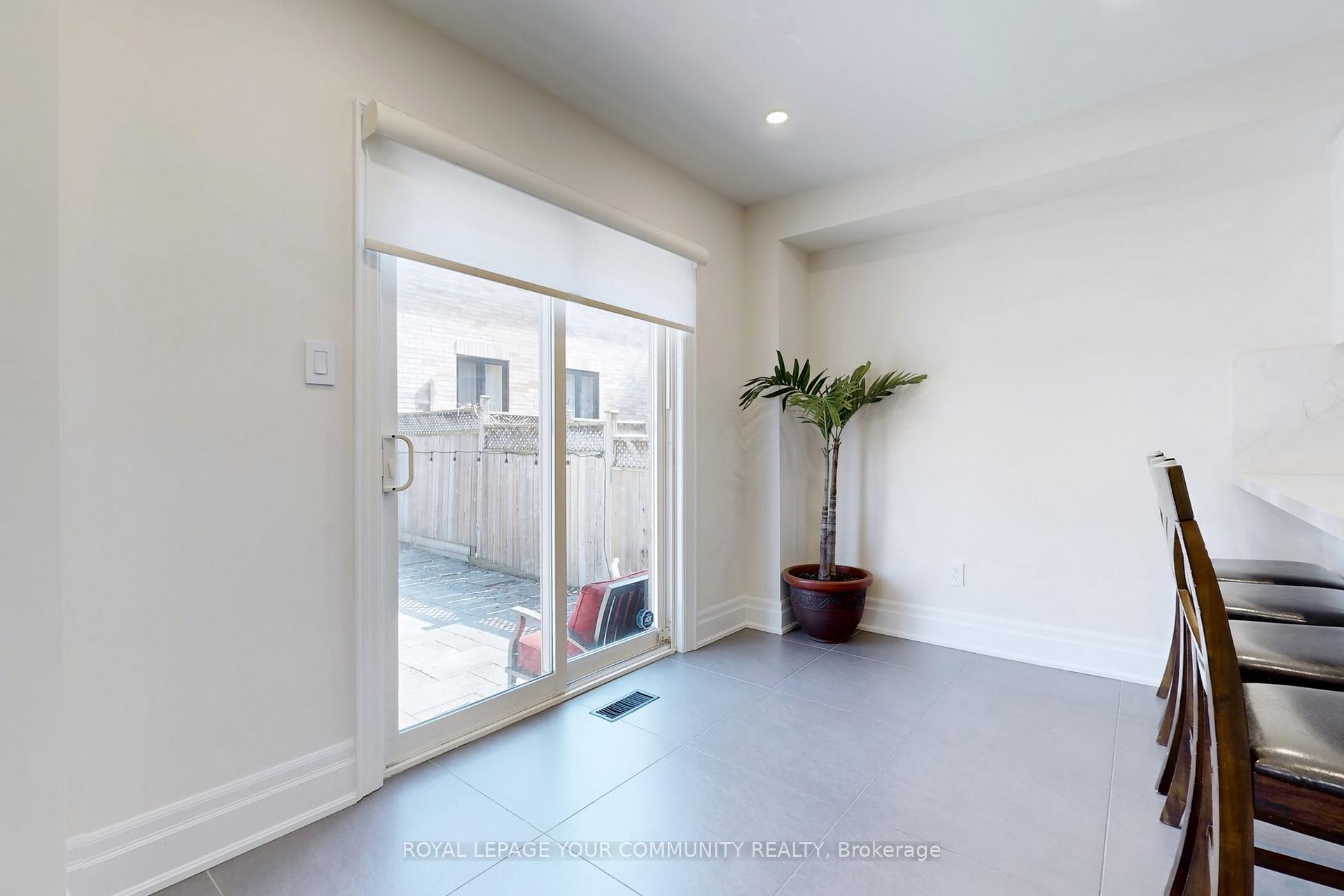 Photo 16 of 861 Oaktree Crescent, Newmarket, Summerhill Estates — HOMEH