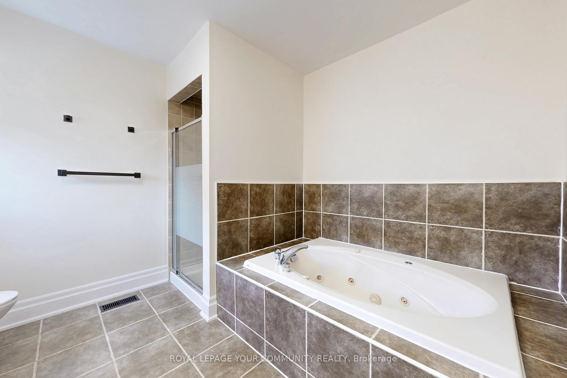 Photo 25 of 861 Oaktree Crescent, Newmarket, Summerhill Estates — HOMEH