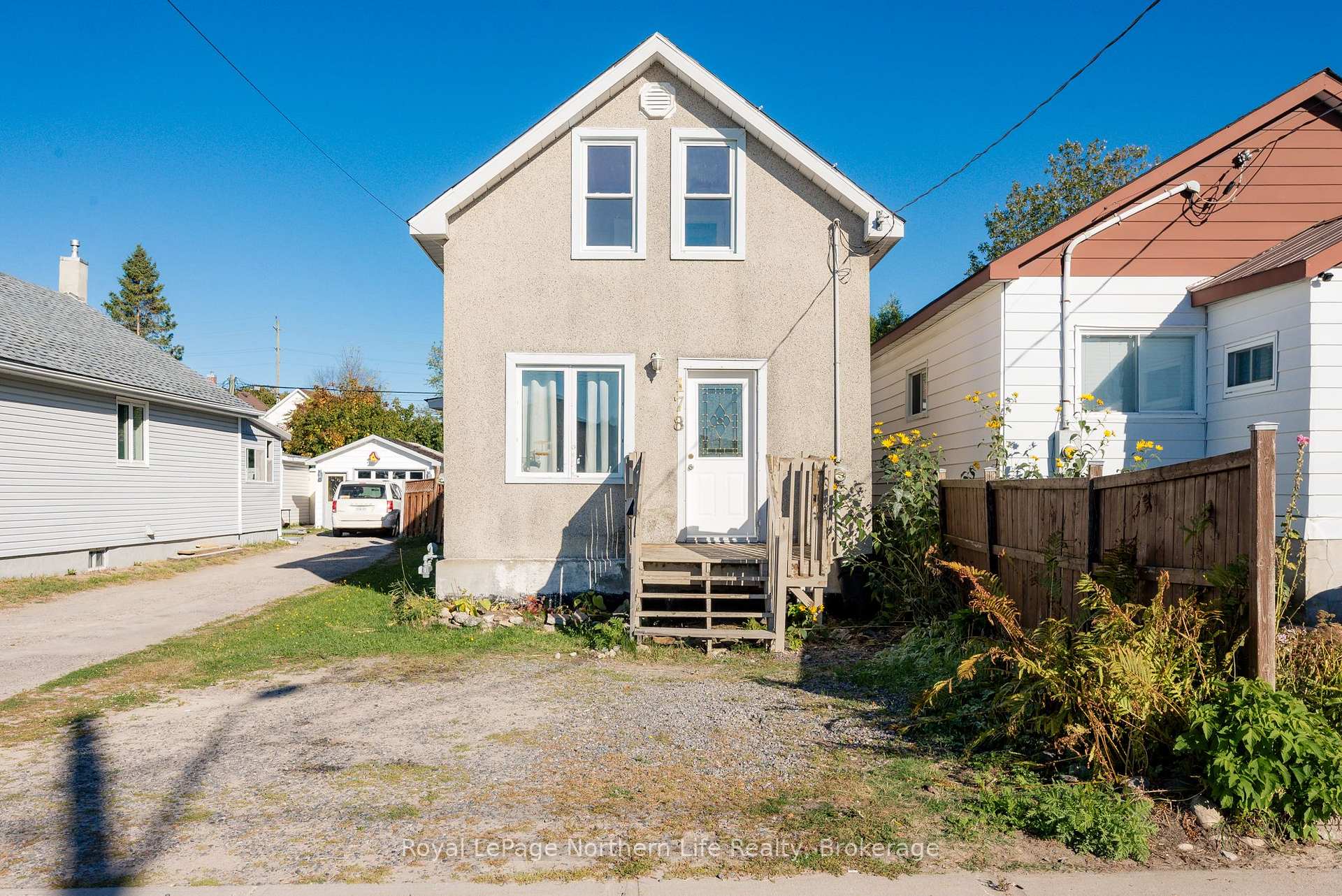 Front of 178 Victoria Street E